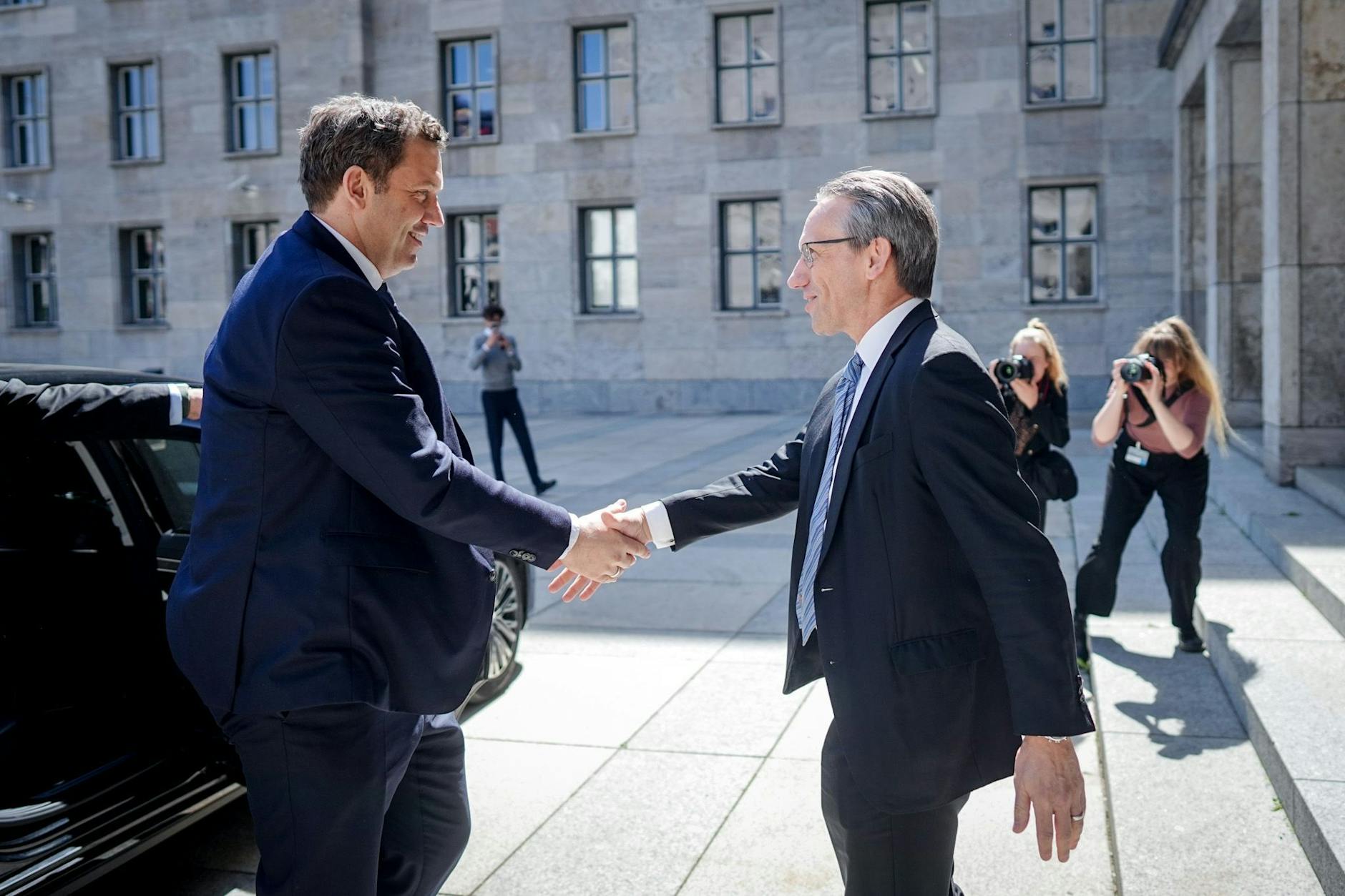 Der neue Finanzminister Lars Klingbeil hat vor einer Woche das Amt von Investmentbanker Jörg Kukies übernommen. Sein Haus arbeitet bereits mit Hochdruck an der Umsetzung der neuen Schulden.