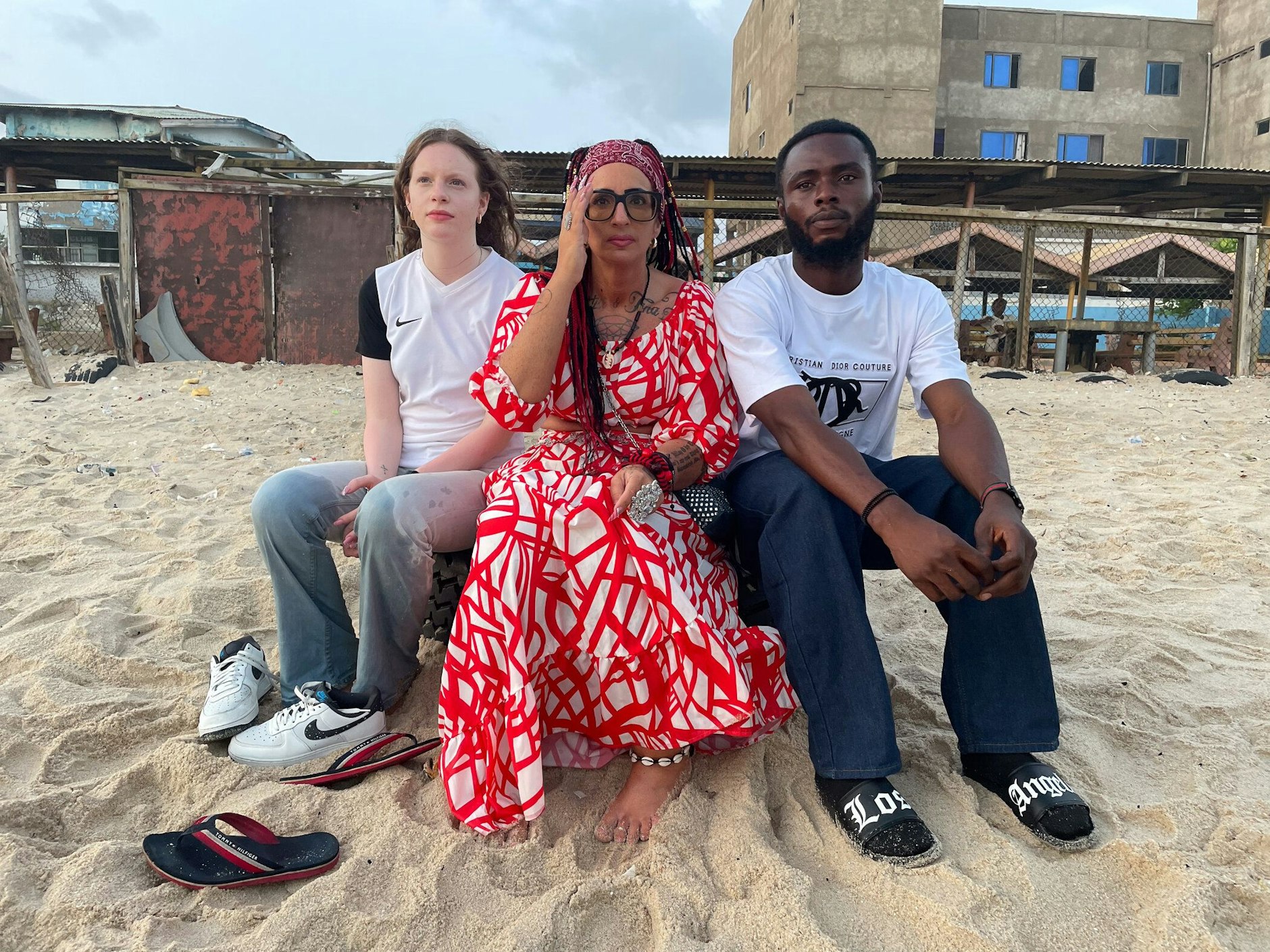 Tina (mittig) mit Tochter Valezka (links) und ihrem Verlobten Richmond (rechts) bei „Amore unter Palmen“.