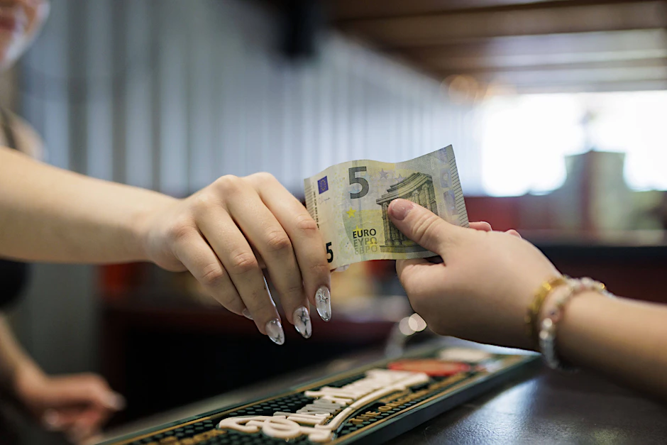 Zehn Prozent – oder gar kein Trinkgeld? Die Entscheidung fällt an der Kasse.
