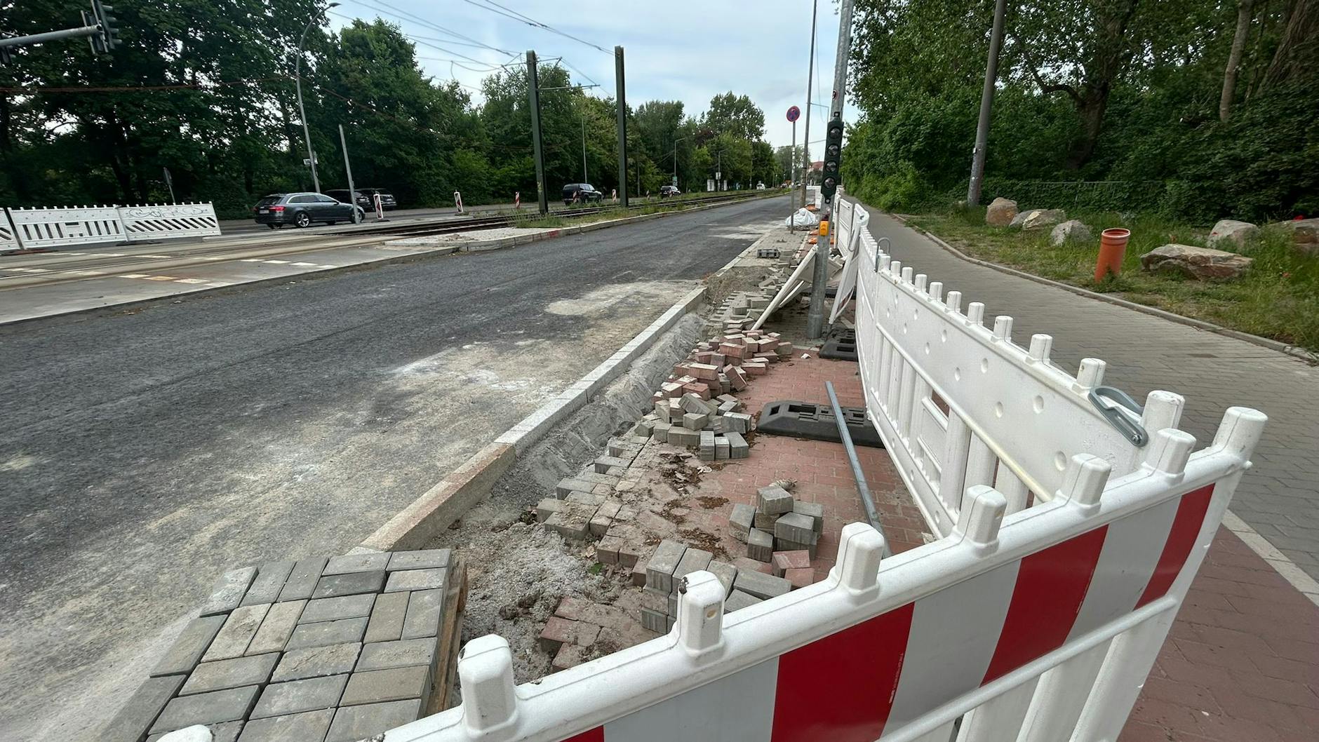 Die Bauarbeiten in der Treskowallee dauern länger als gedacht: Die Arbeiten an den Anlagen der Wasserbetriebe sind noch immer nicht abgeschlossen.