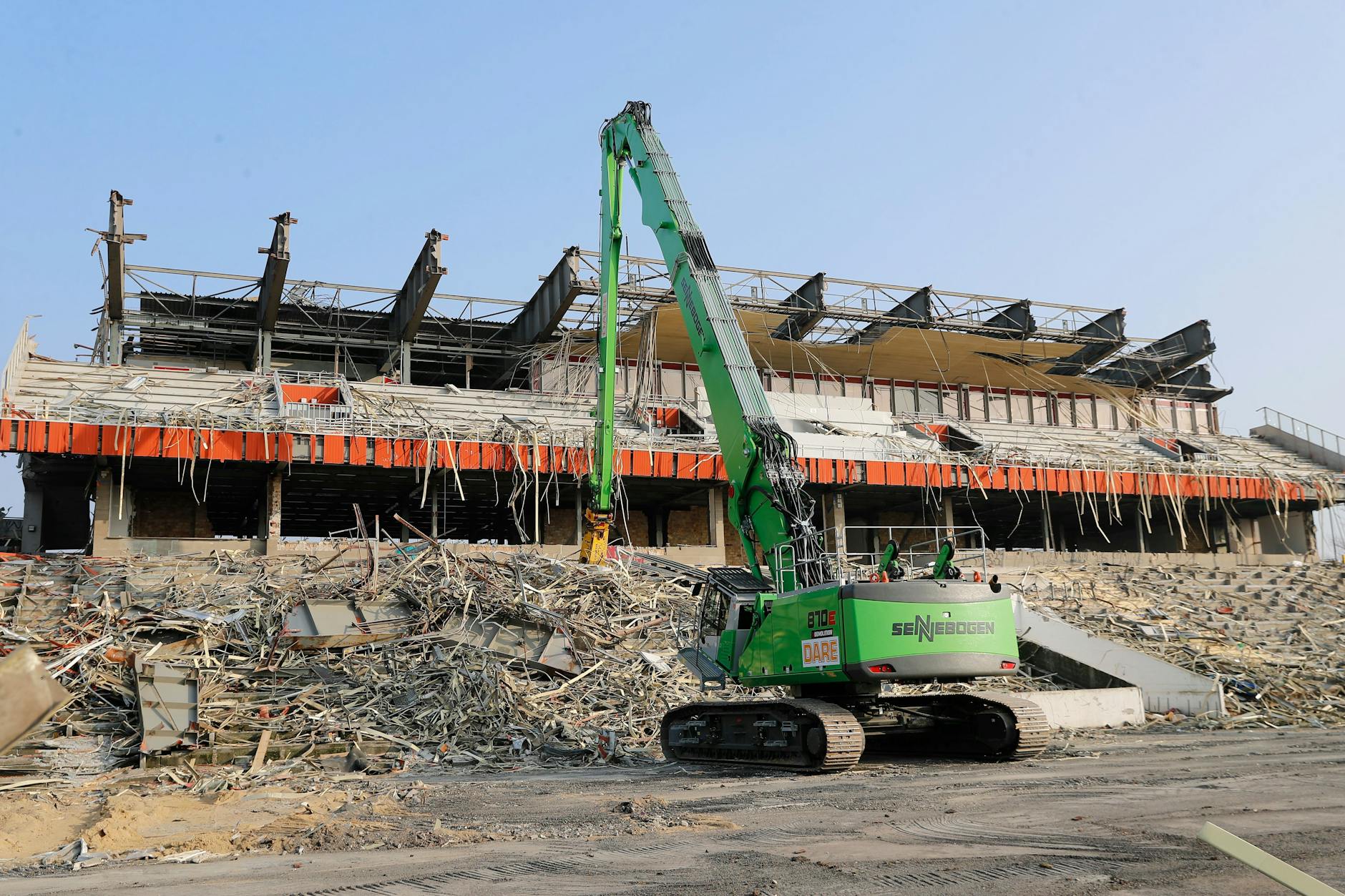 1951 wurde es als Leichtathletik- und Fußballstadion gebaut, 1987 erweitert, und 2024 war es mit knapp 20.000 Sitzplätzen das drittgrößte Stadion Berlins. Nun soll das Jahn-Stadion durch einen Neubau ersetzt werden – ein umstrittenes Vorhaben. Ein Bild vom Abriss aus dem Februar 2025.