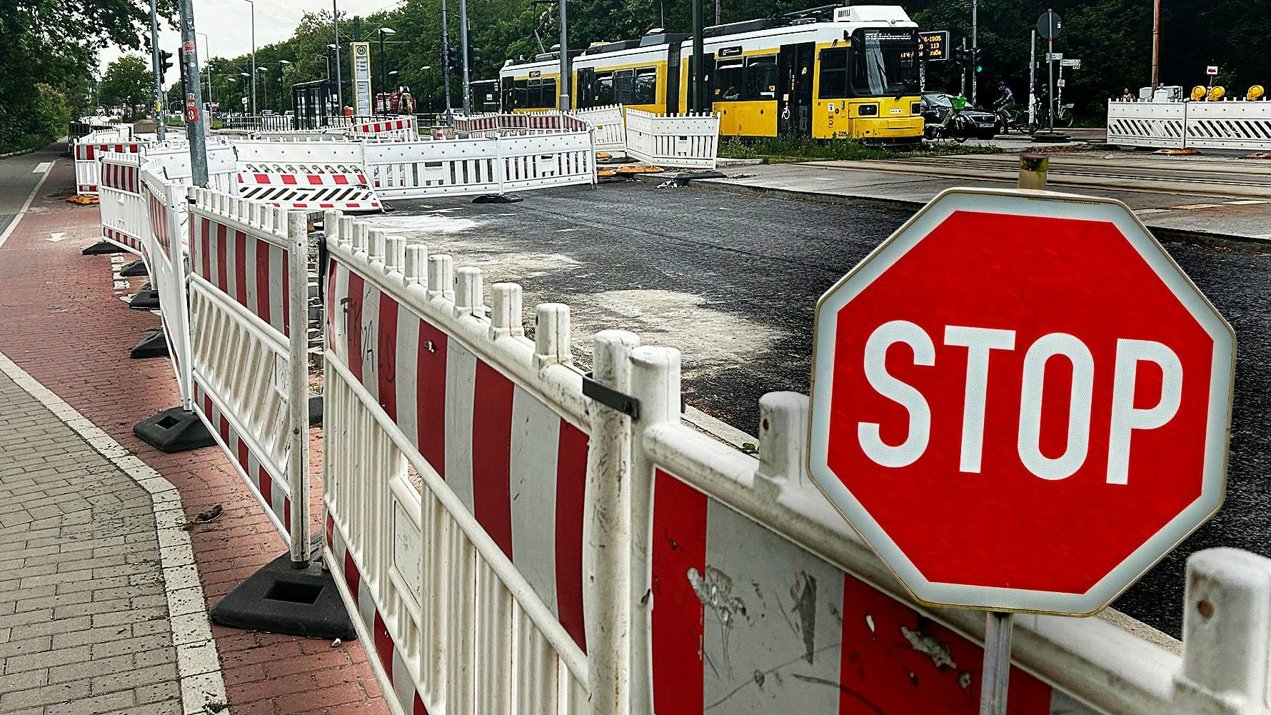 Karlshorst ist sowieso schon ein Flickteppich aus Baustellen. Auch auf der Treskowallee, die zur Brücke An der Wuhlheide führt, wird noch länger gebaut.