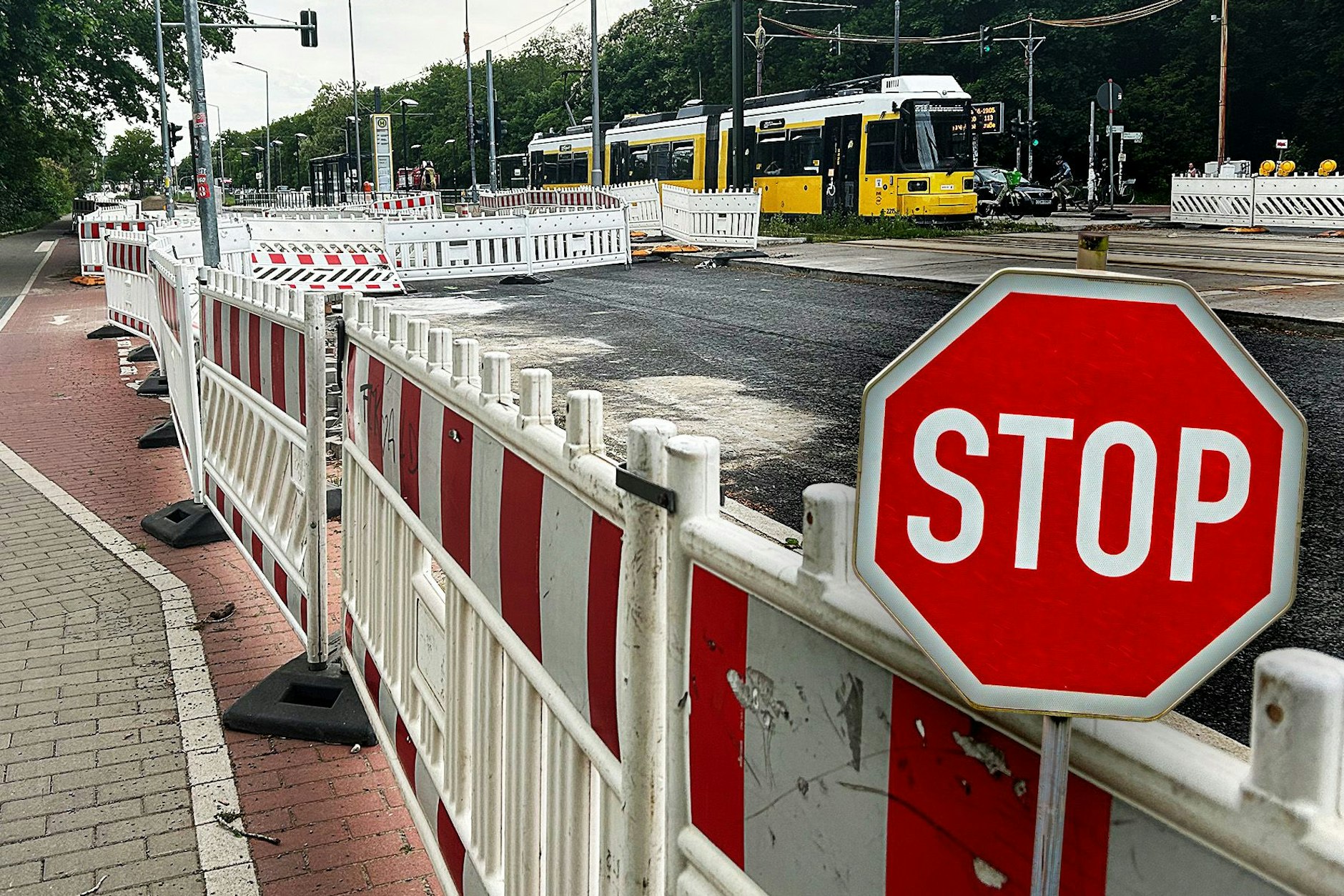 Die unendliche Geschichte der Treskowallee in Köpenick: Sie geht weiter! Die Bauarbeiten wurden jetzt ein weiteres Mal verlängert, die Baustelle bleibt den Berlinern also noch erhalten.