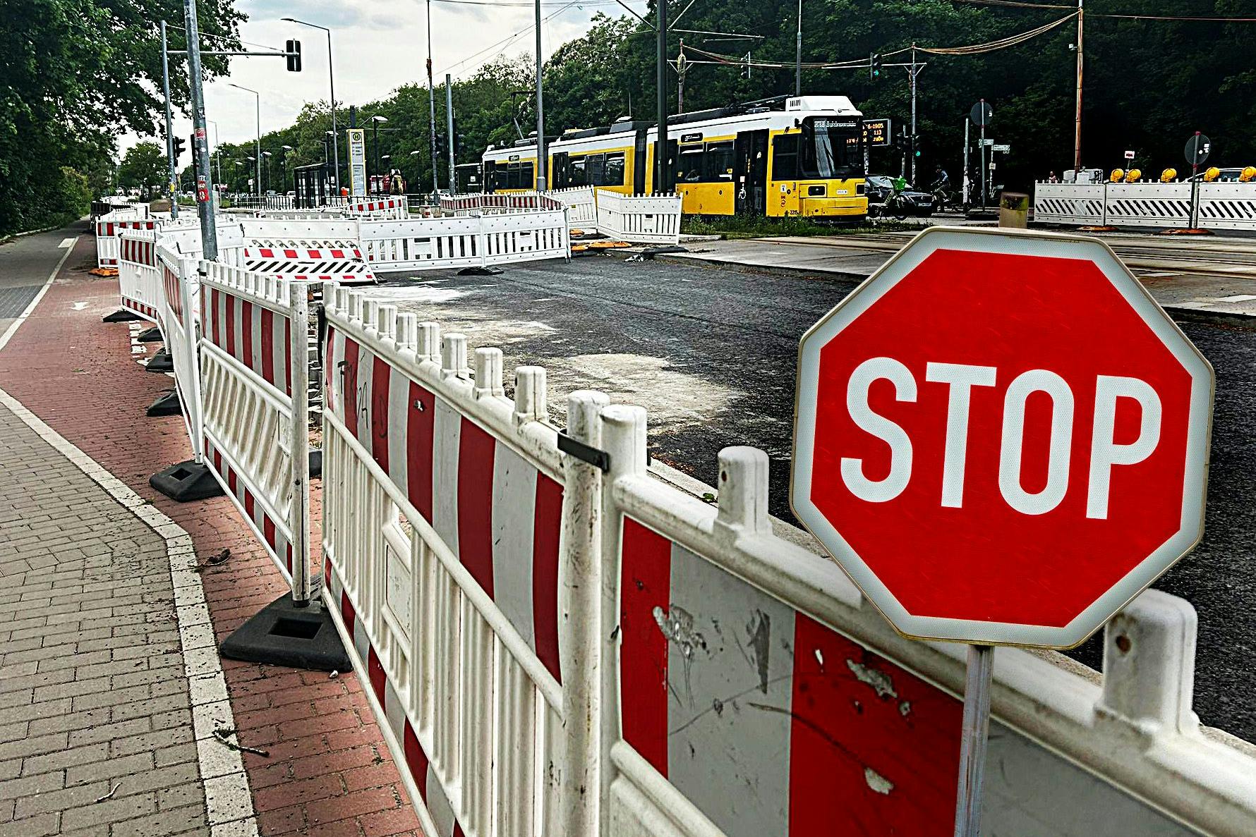 Eine Fahrbahn ist gesperrt, die andere müssen sich Autofahrer in beiden Richtungen teilen: Autofahrer steht in Karlshorst ein Stau-Sommer bevor.