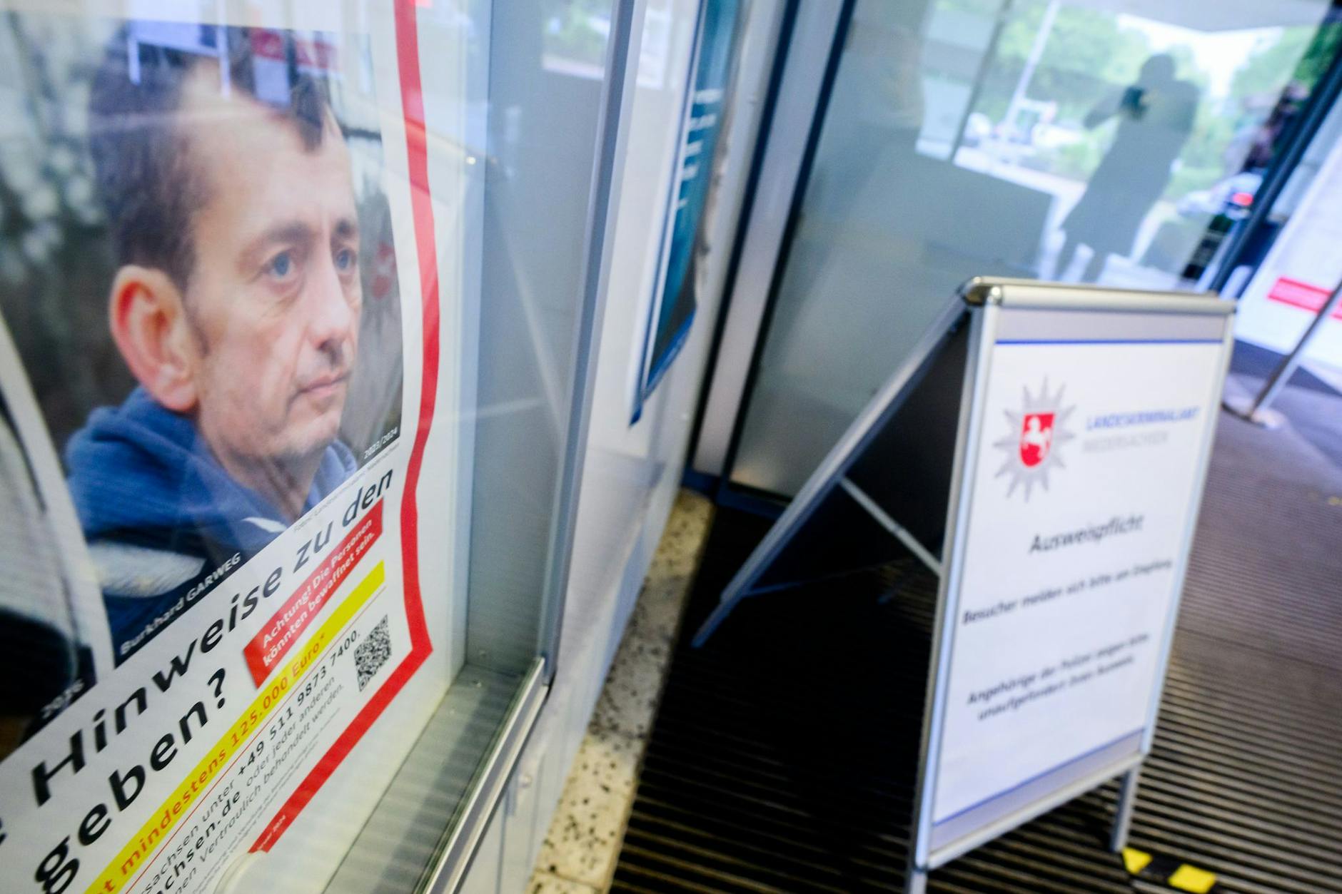 Ein Fahndungsplakat mit einem Foto von Burkhard Garweg. Nach ihm und Ernst-Volker Staub wird weiterhin gefahndet.