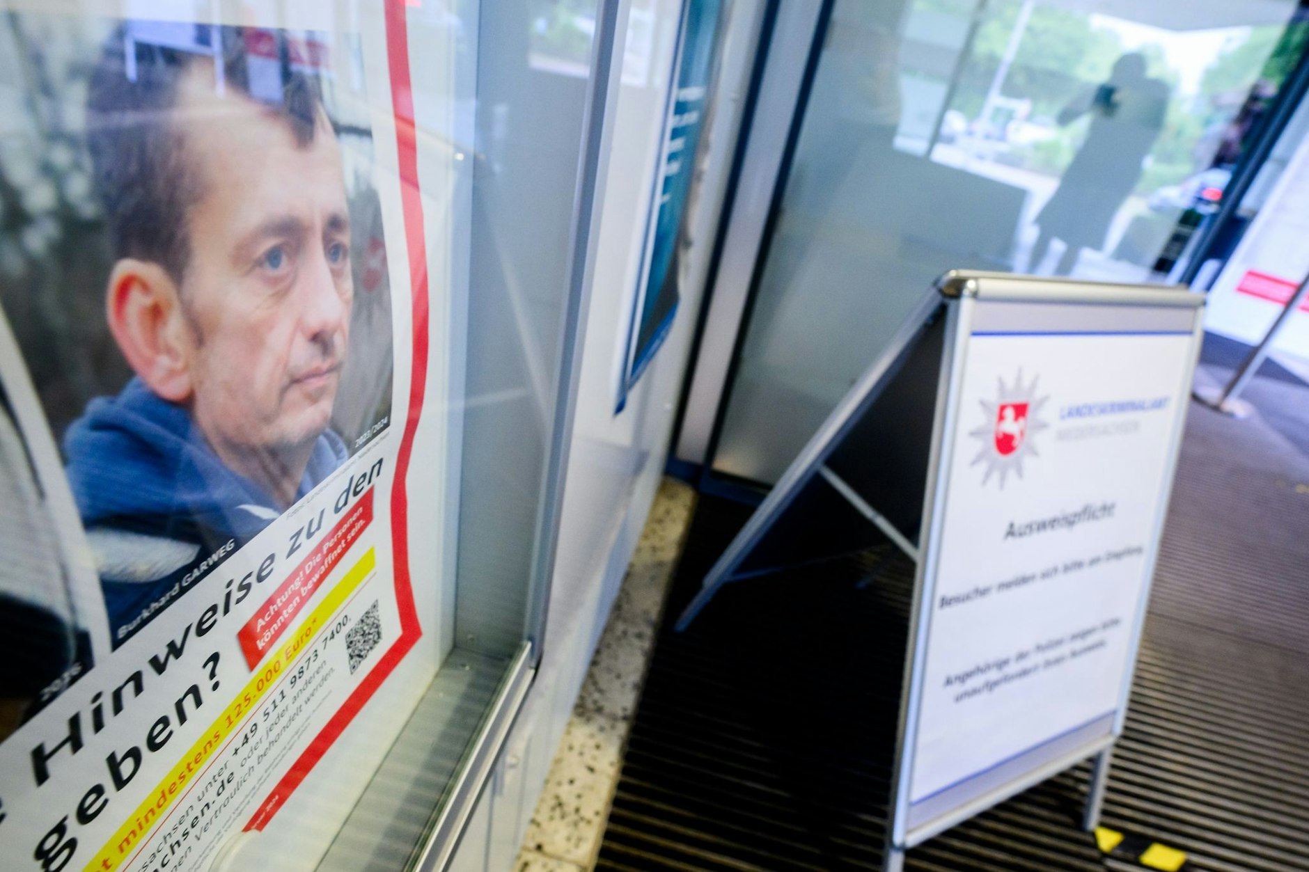 Ein Fahndungsplakat mit einem Foto von Burkhard Garweg. Nach ihm und Ernst-Volker Staub wird weiterhin gefahndet.