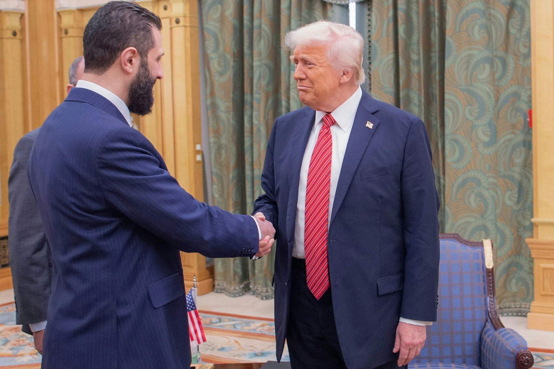 Treffen in Riad: US-Präsident Donald Trump (r.) schüttelt dem syrischen Interimspräsidenten Ahmad al-Scharaa die Hand.