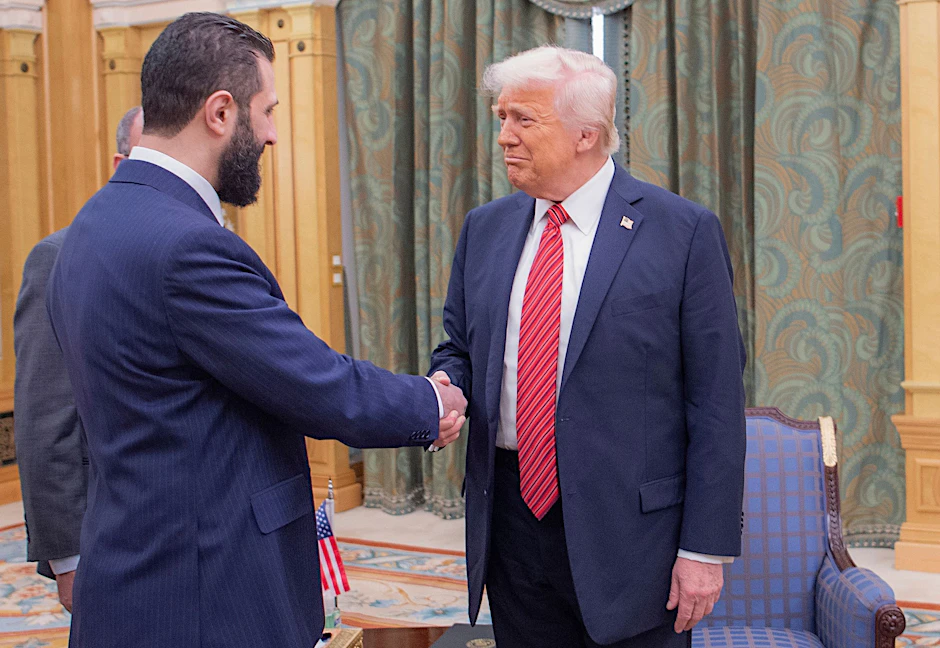 Treffen in Riad: US-Präsident Donald Trump (r.) schüttelt dem syrischen Interimspräsidenten Ahmad al-Scharaa die Hand.
