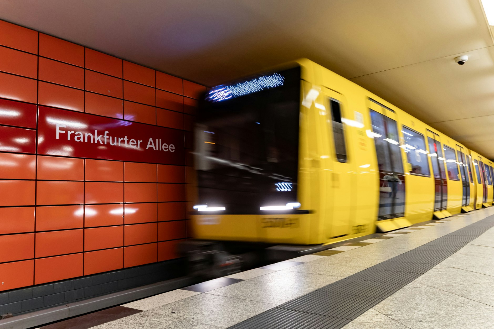 U-Bahnhof Frankfurter Allee in Friedrichshain: Noch fährt die U5 von hier in Richtung Hönow. Doch im Sommer muss der Abschnitt bis Tierpark per Bus überbrückt werden.