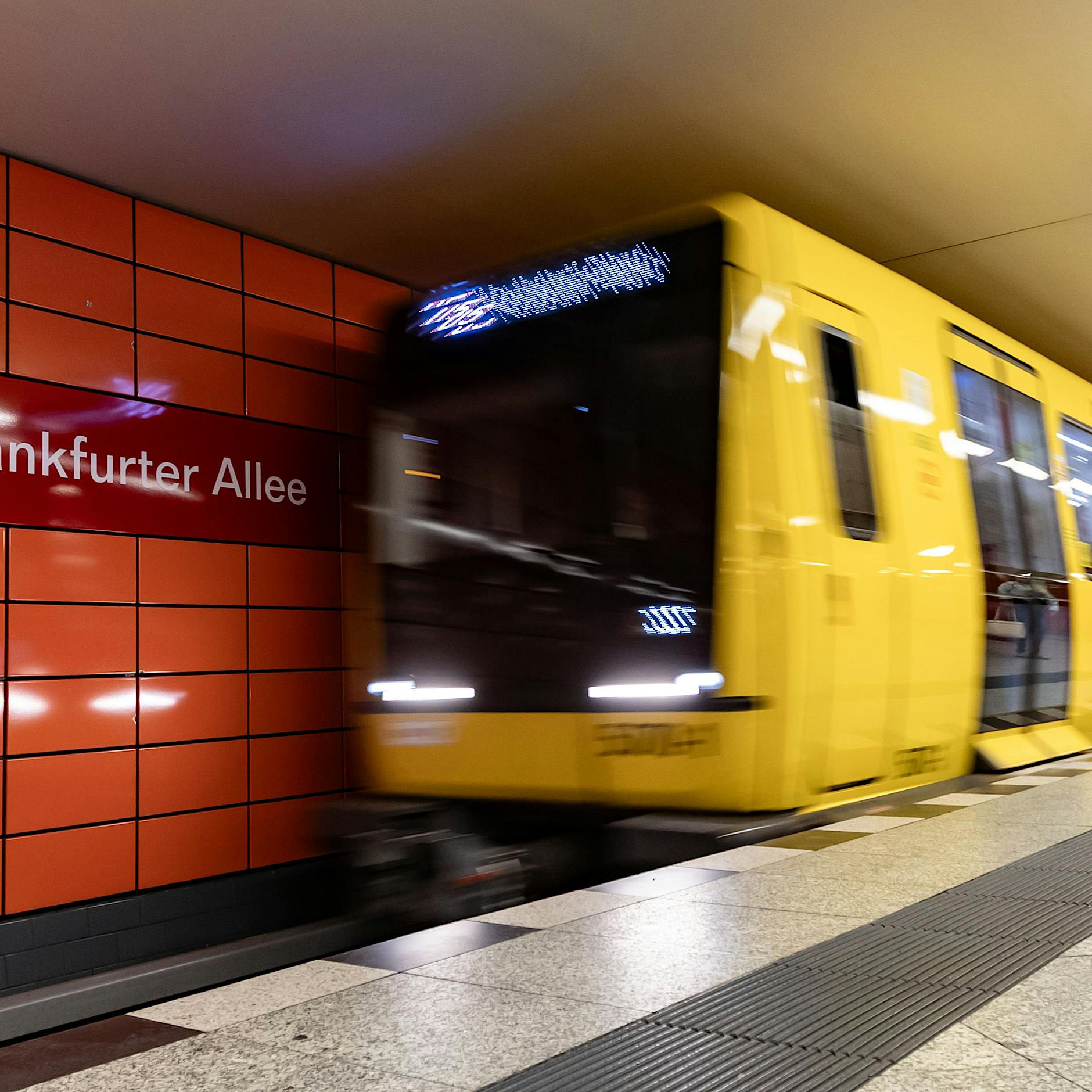 BVG baut auf der U-Bahn-Linie U5: Das kommt bald auf die Fahrgäste im Osten von Berlin zu
