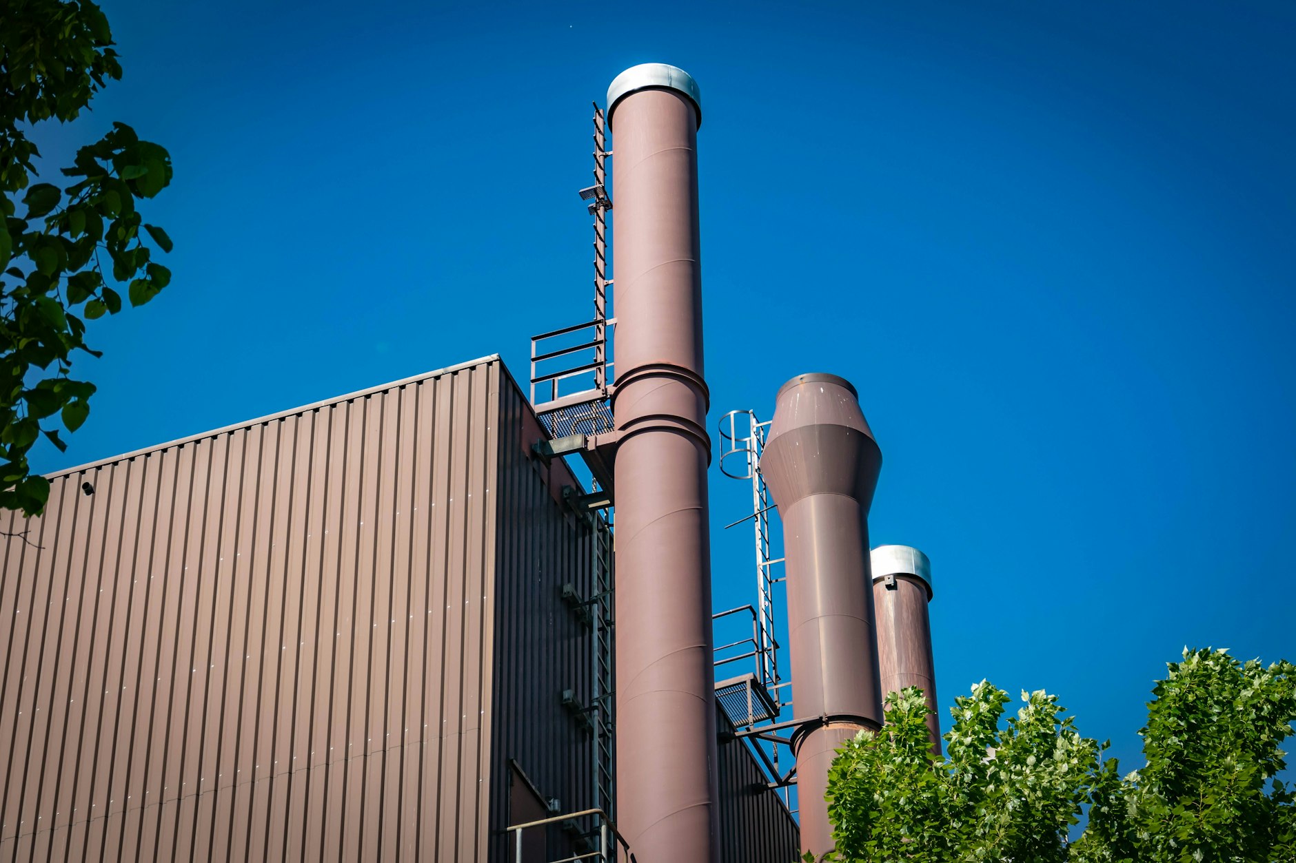 Schornsteine in der Flottenstraße in Reinickendorf. Das Industriegebiet sorgt in Pankow für schlechte Luft.