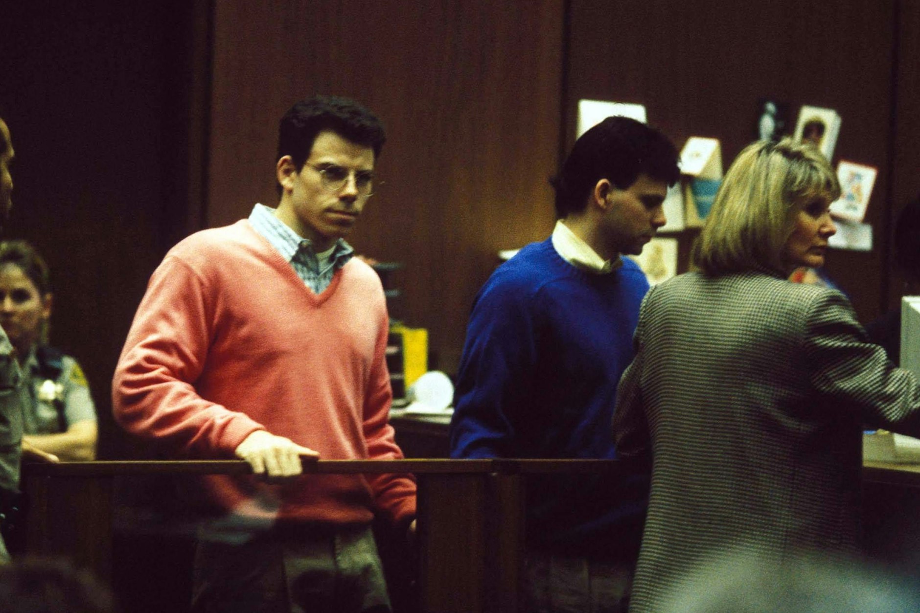 Erik Menendez (l.) und sein Bruder Lyle (r.) wurden 1989 wegen Mordes an ihren Eltern verurteilt.