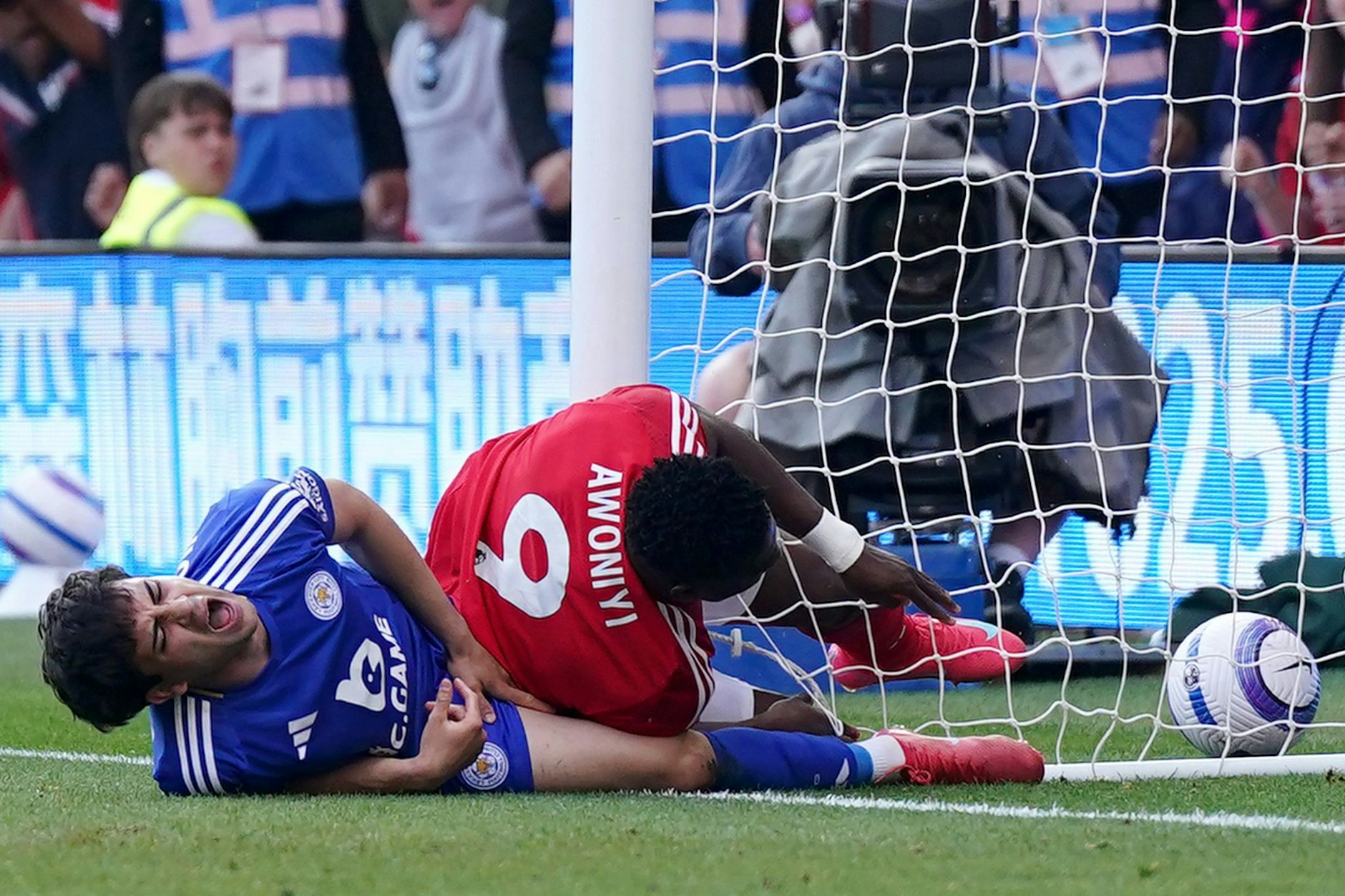 Ex-Unioner Taiwo Awoniyi (9), Stürmer von Nottingham Forest wurde nach einer Kollision mit dem Pfosten schwerverletzt. Jetzt liegt er im künstlichen Koma.