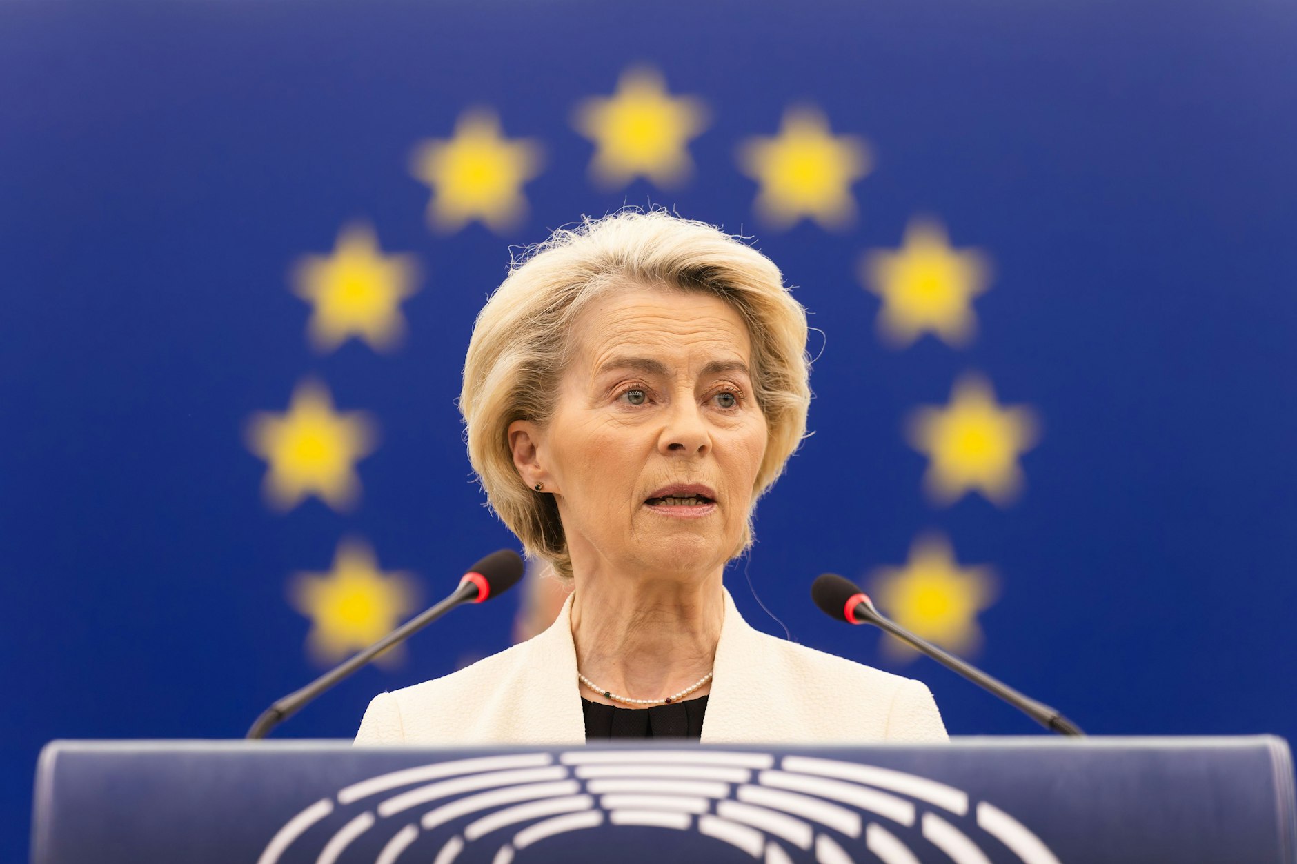 Ursula von der Leyen (CDU), Präsidentin der Europäischen Kommission, spricht im Gebäude des Europäischen Parlaments.