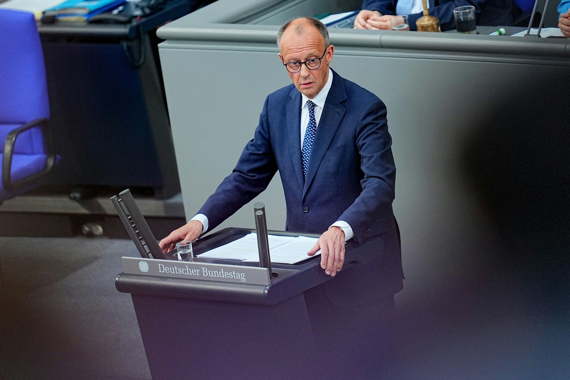 Bundeskanzler Friedrich Merz (CDU) spricht bei seiner Regierungserklärung im Plenum des Bundestags.