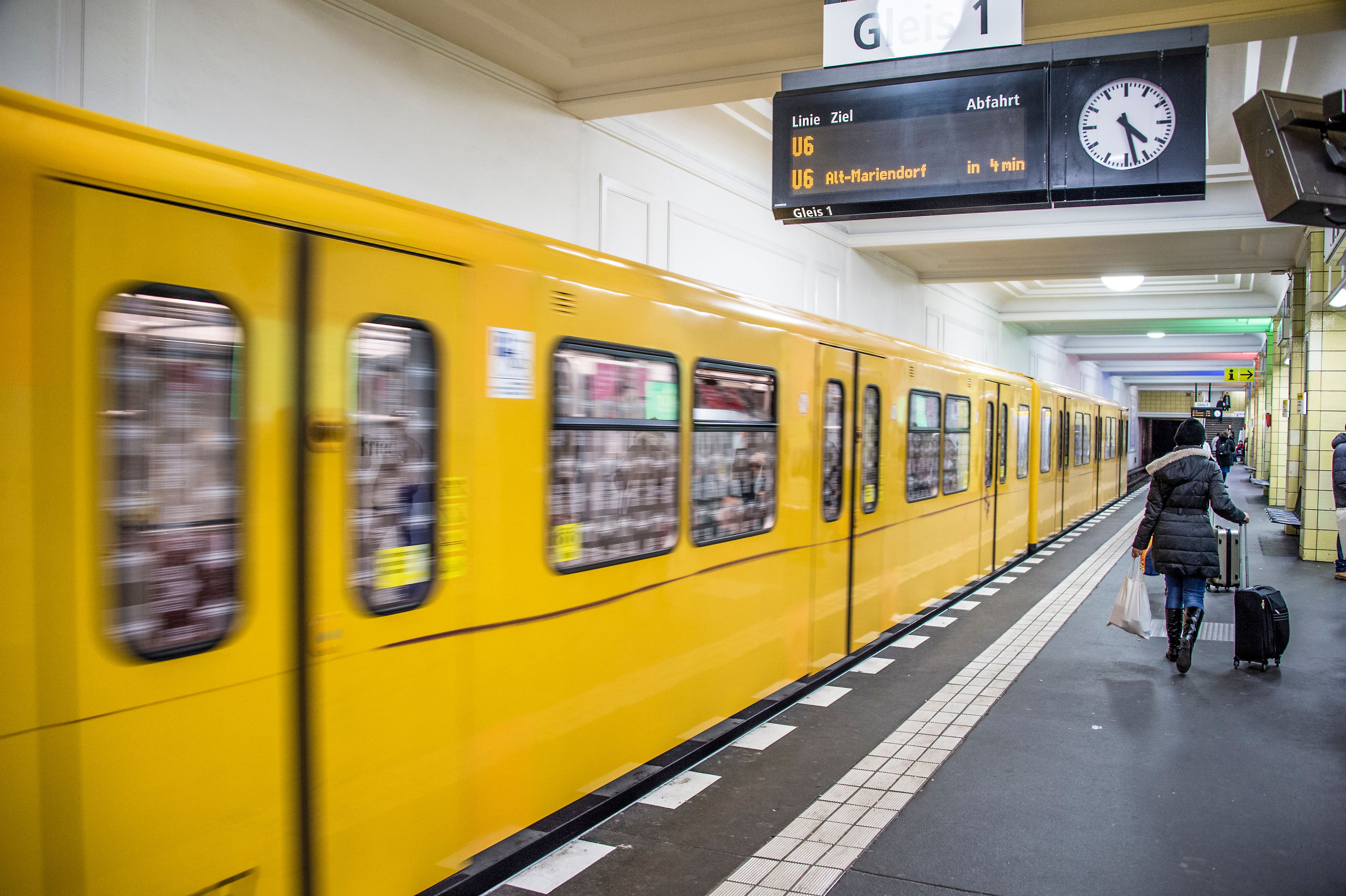 Würgen und Tritte im Genitalbereich! Schwarzfahrerin rastet in Berliner U-Bahn aus