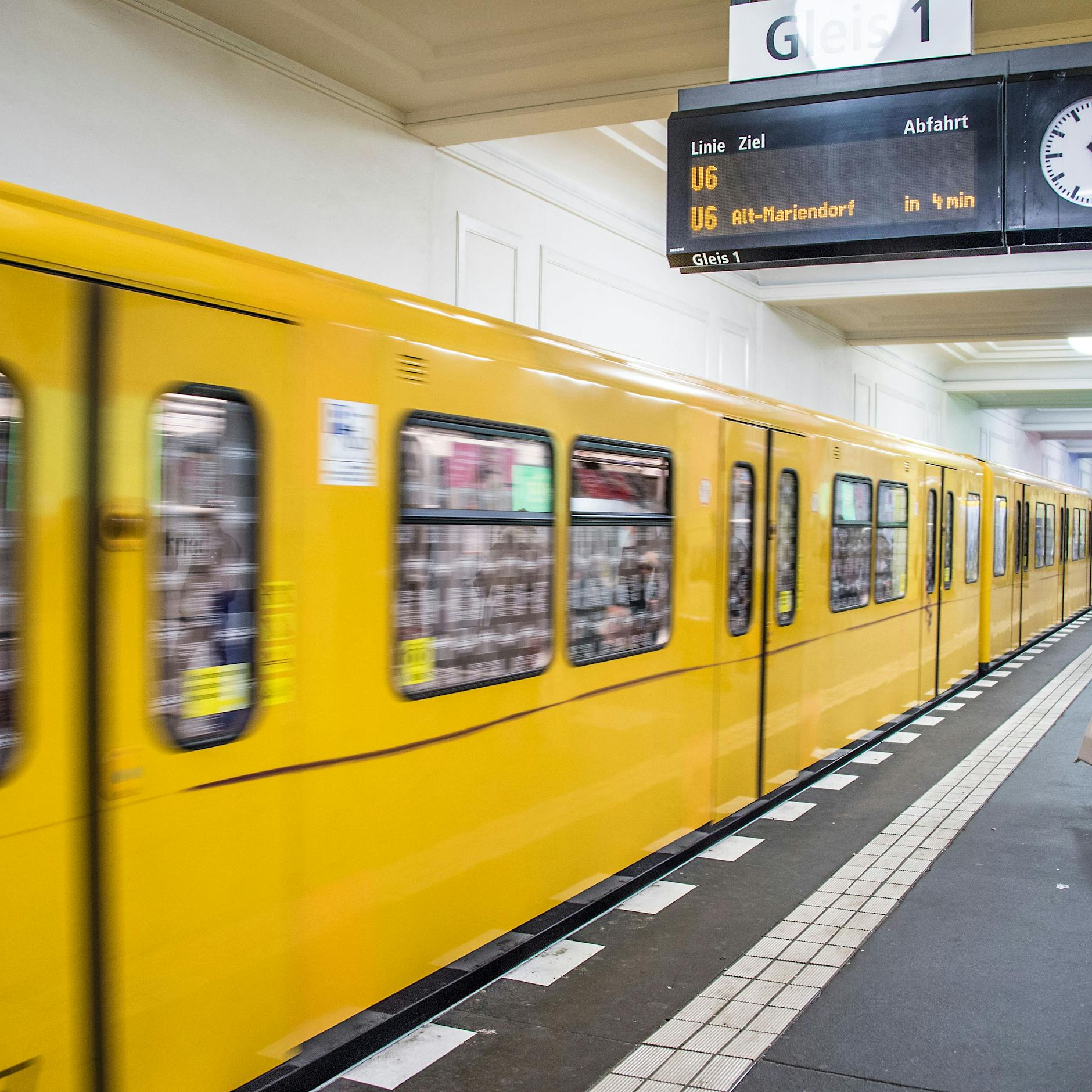Würgen und Tritte im Genitalbereich! Schwarzfahrerin rastet in Berliner U-Bahn aus