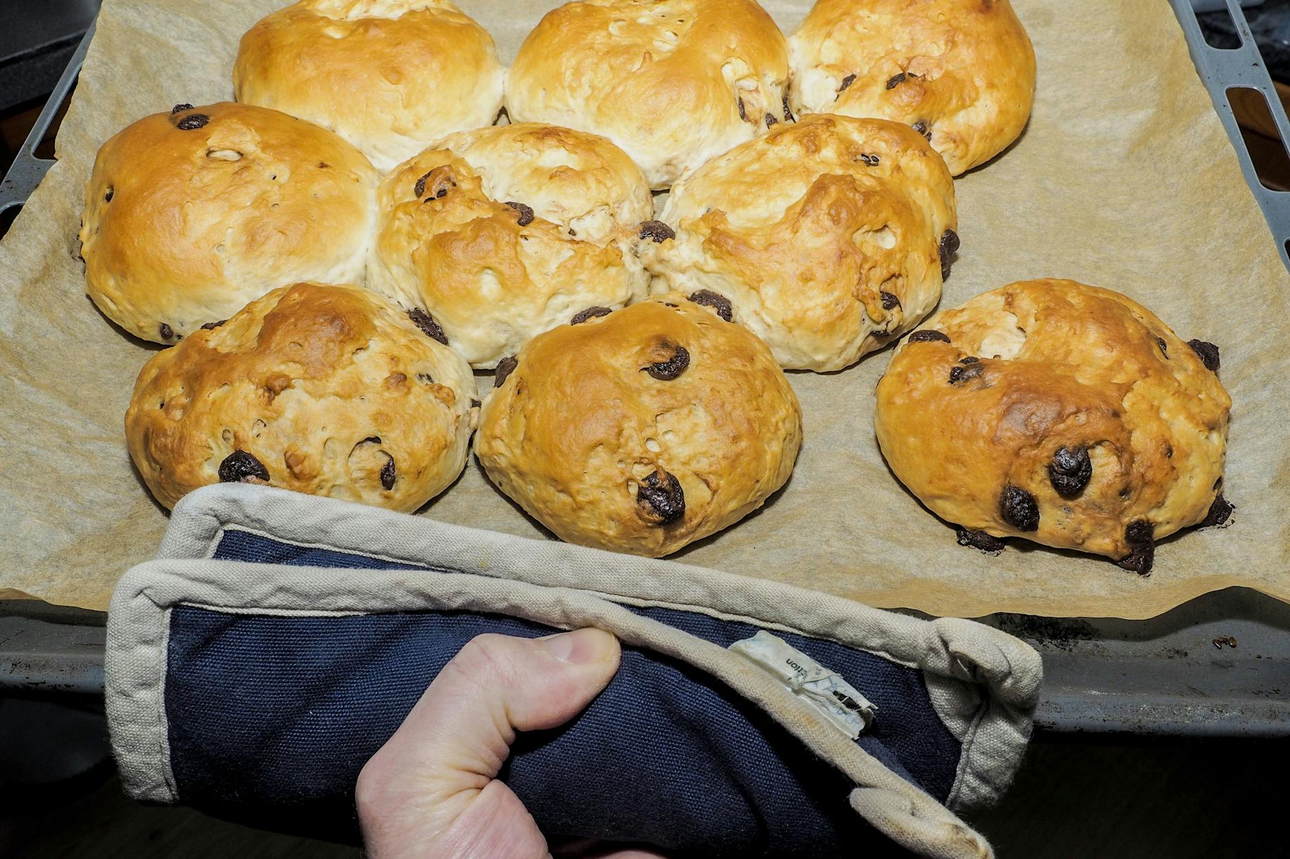 Die Schokobrötchen sind nach etwa 20 Minuten Backzeit fertig.