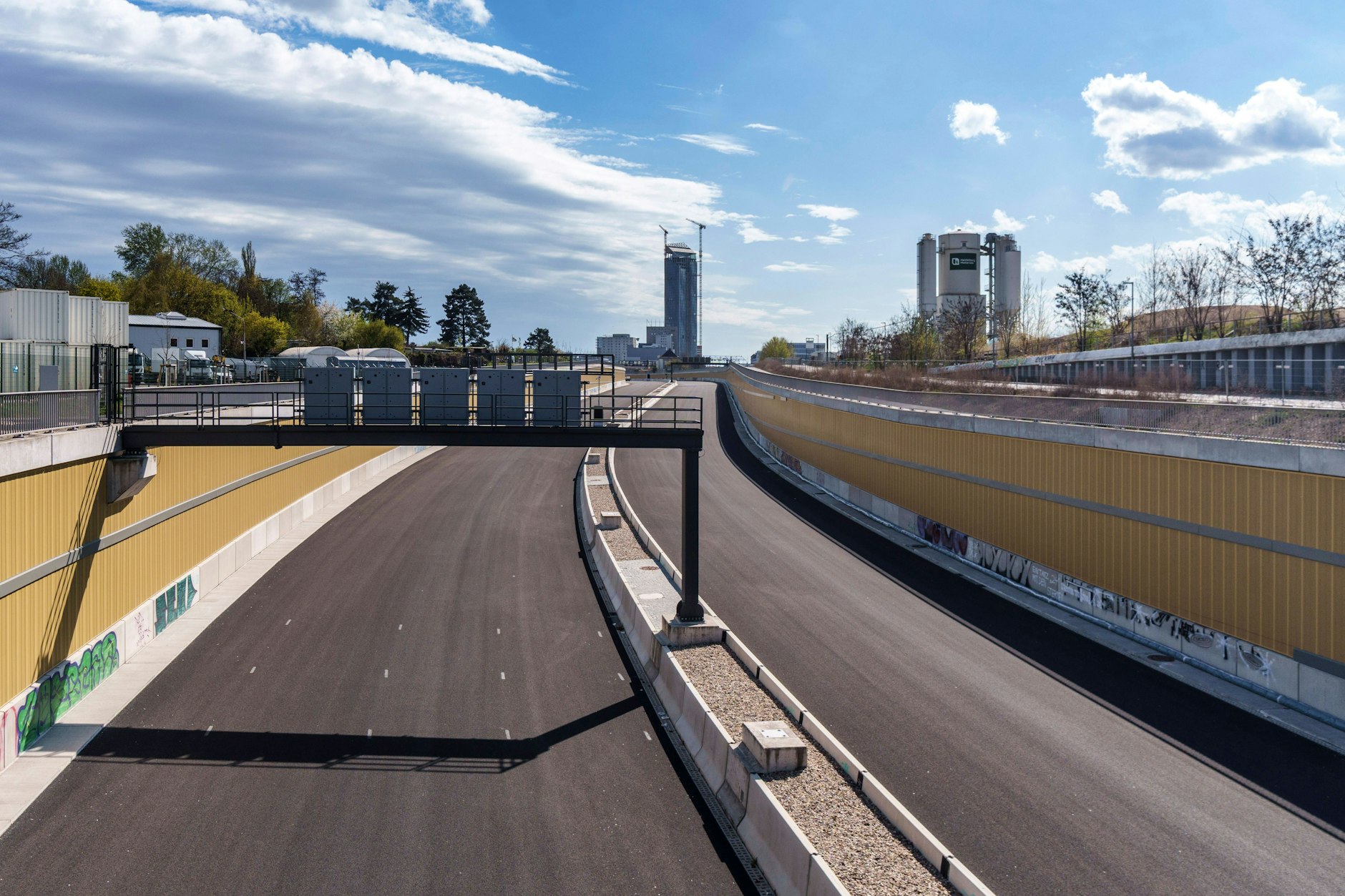 Alles ist fertig asphaltiert: Ab Ende September sollen Autos über die A100-Verlängerung bis nach Berlin-Treptow rollen.