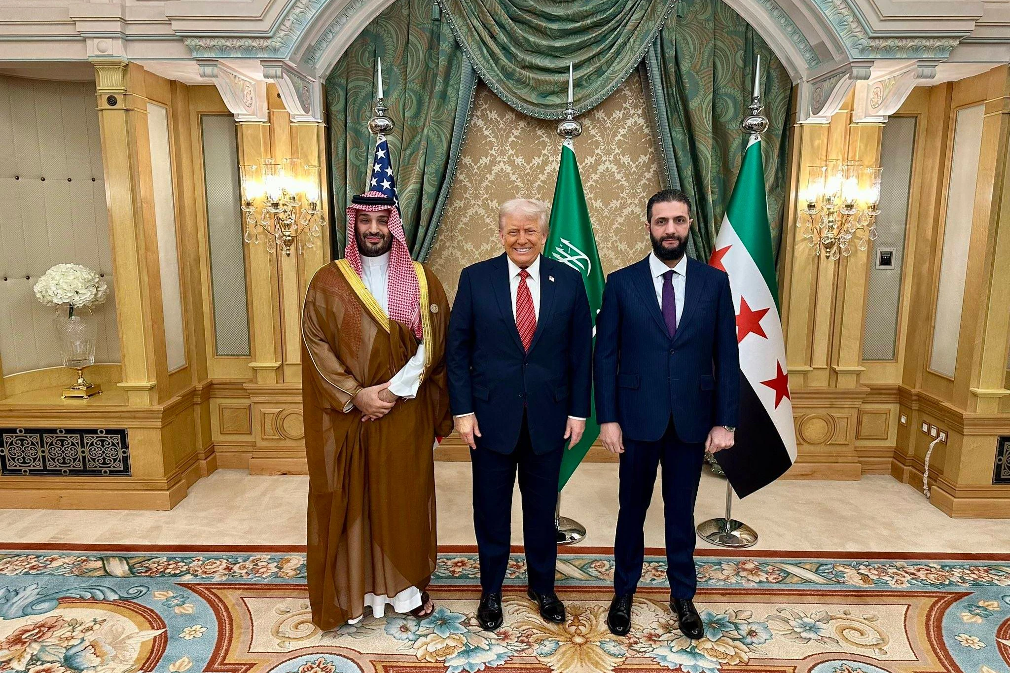 Der saudische Kronprinz Mohammed bin Salman, US-Präsident Donald Trump und Syriens Interimspräsident Ahmad al-Scharaa (v.l.n.r.)
