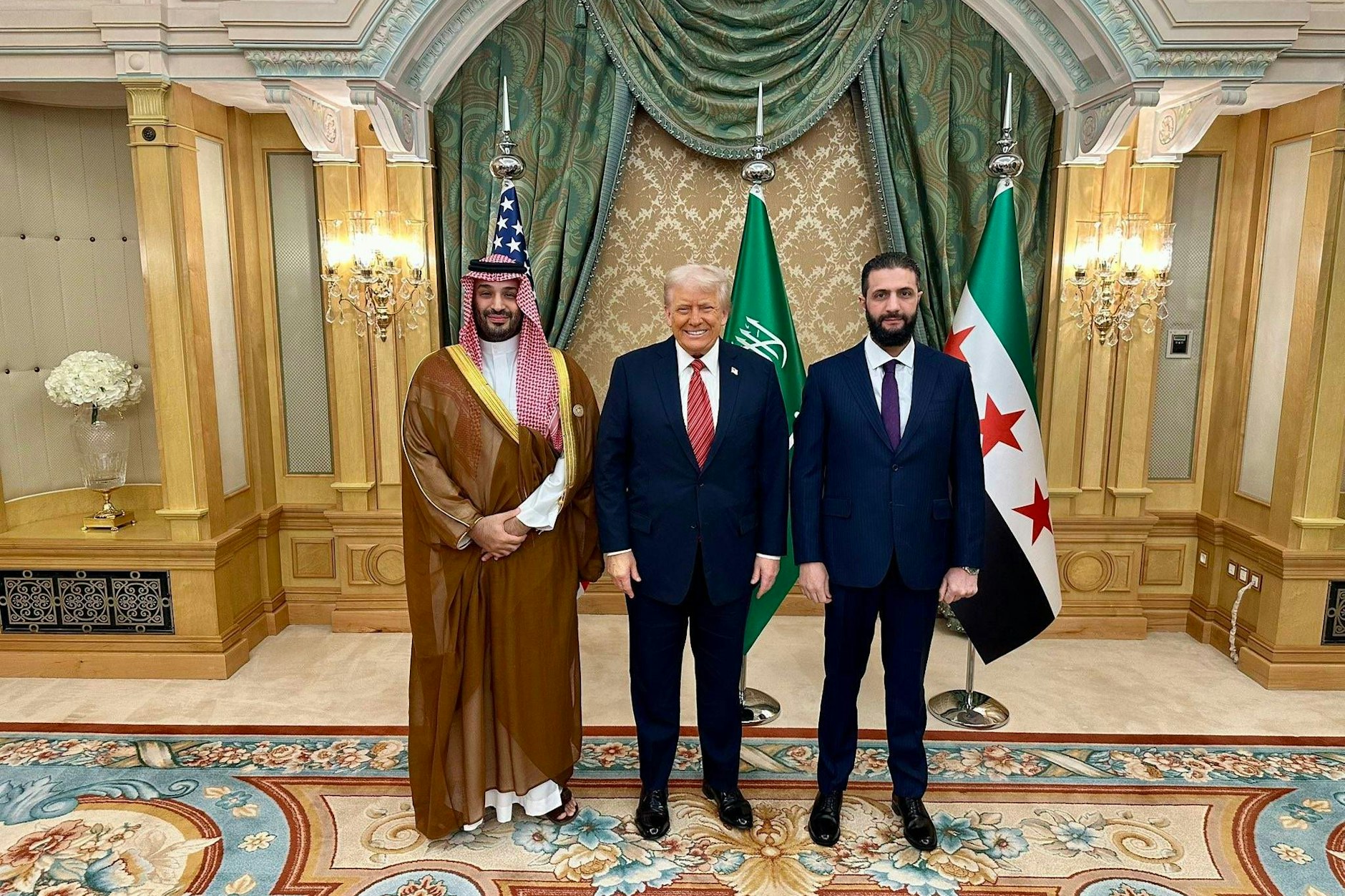 Der saudische Kronprinz Mohammed bin Salman, US-Präsident Donald Trump und Syriens Interimspräsident Ahmad al-Scharaa (v.l.n.r.)