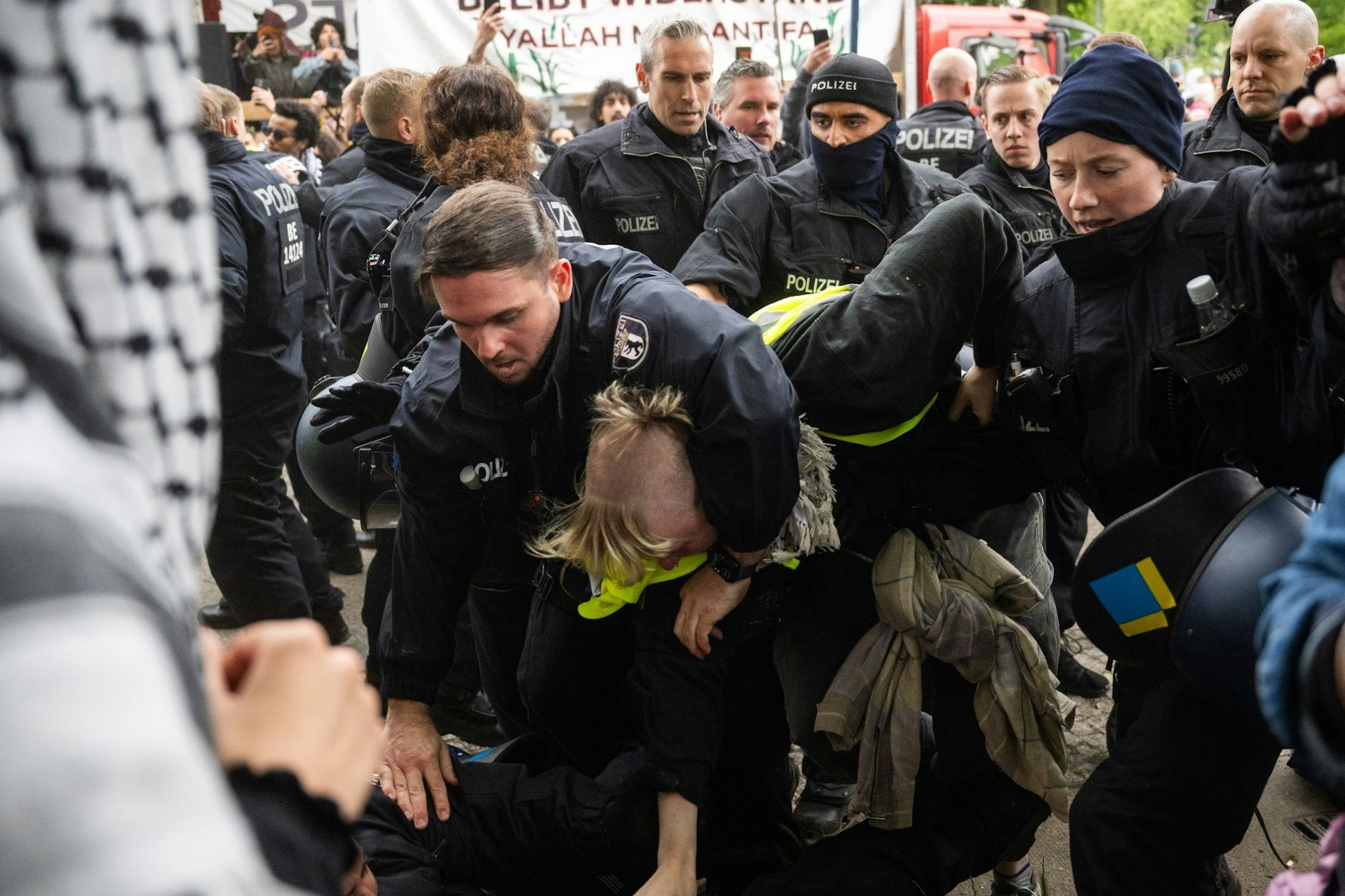 Bei einer Propalästinensischen Demonstration kam es am Donnerstag zu heftigen Ausschreitungen im Berliner Bezirk Kreuzberg.