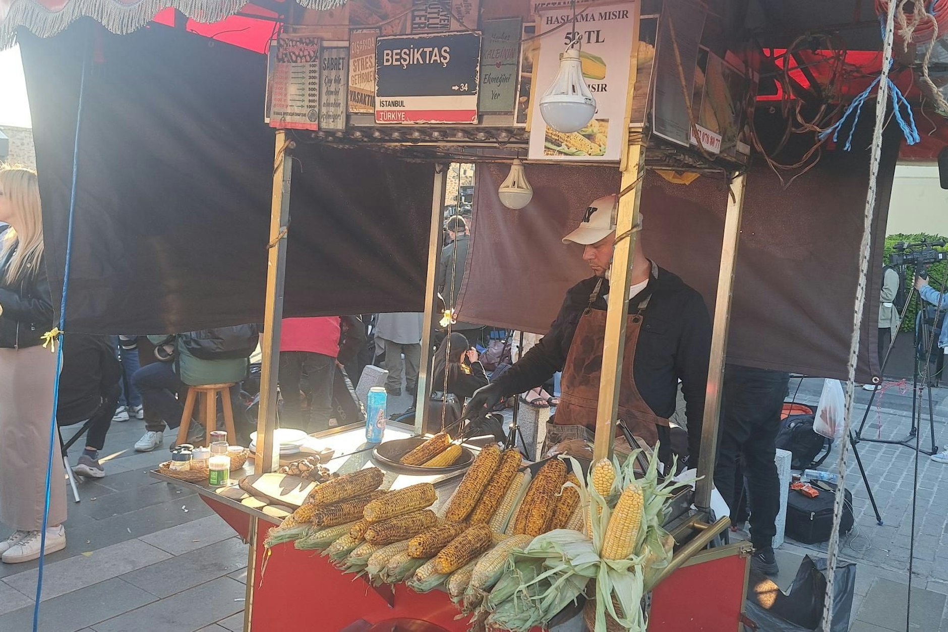 Vor dem Domabahce-Palast werden hungrige Journalisten mit Maiskolben versorgt.