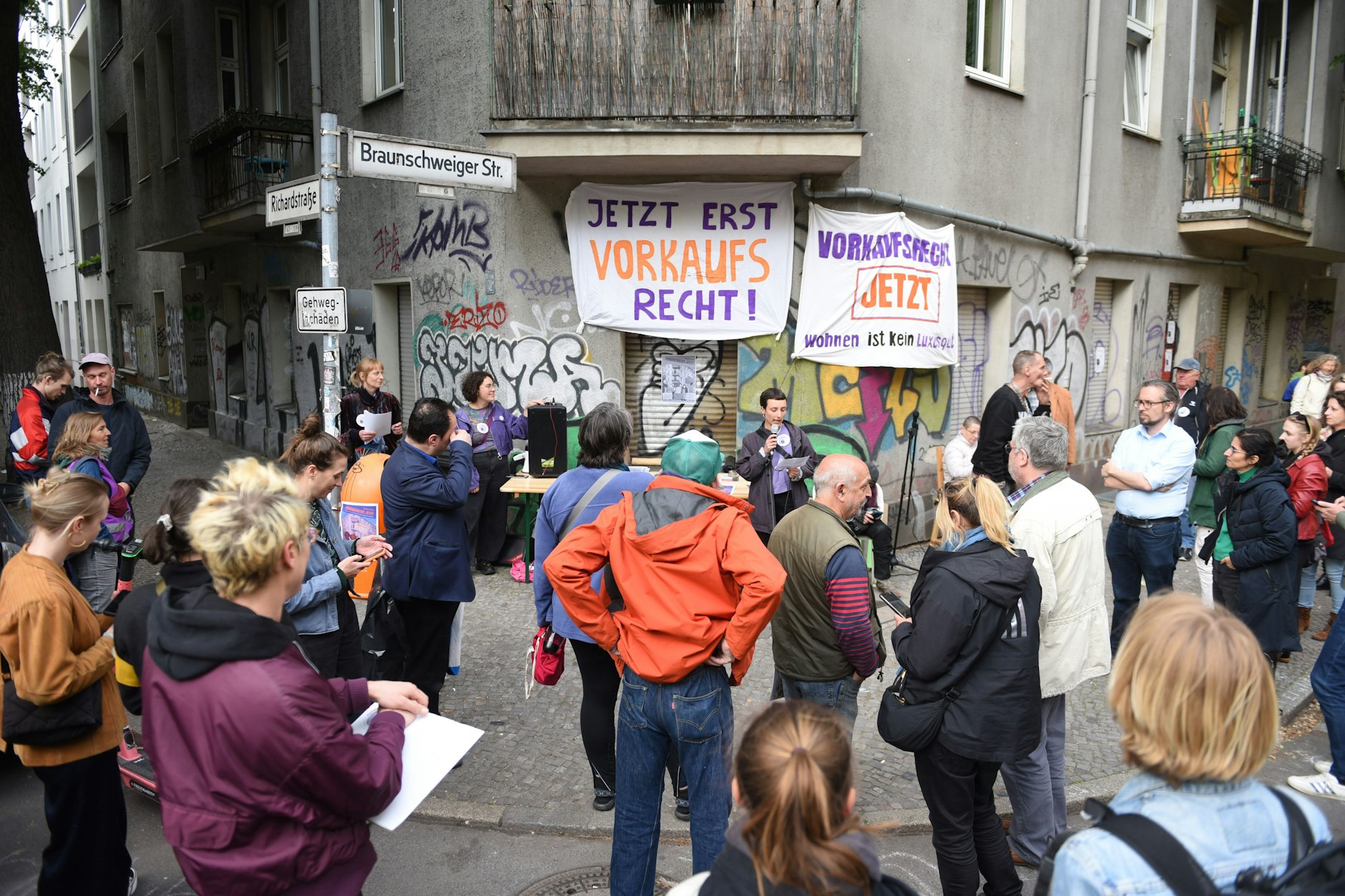 Die Anwohner protestieren gegen die Verdrängung an der Ecke Richardstraße 59/Braunschweiger Straße 54 in Neukölln.