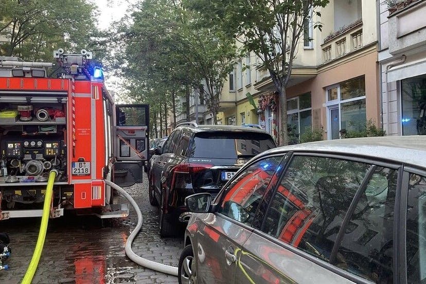 Die Berliner Feuerwehr war bei einem Brand in einem Mehrfamilienhaus in Prenzlauer Berg im Einsatz.