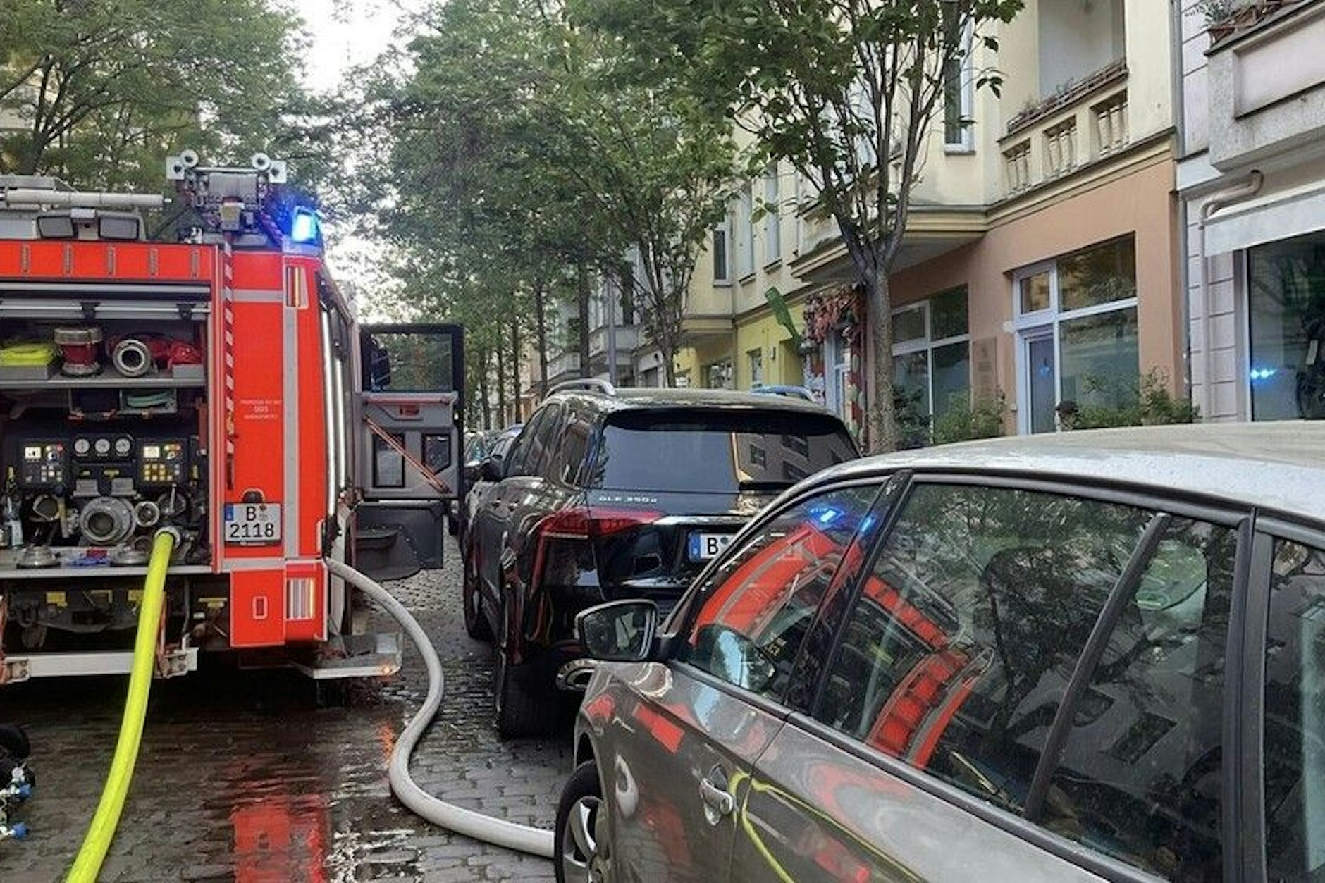 Die Berliner Feuerwehr war bei einem Brand in einem Mehrfamilienhaus in Prenzlauer Berg im Einsatz.