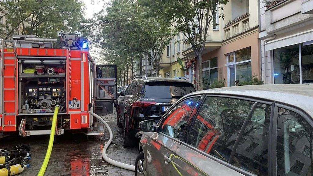 Wohnung in Prenzlauer Berg in Flammen: Feuerwehr muss Brand löschen