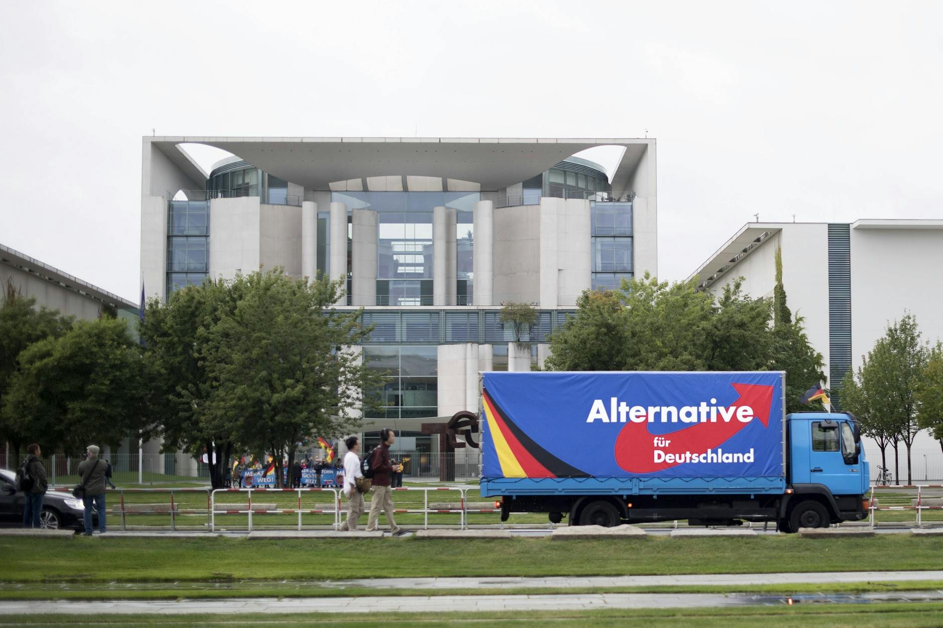 Wenn man die AfD politisch nicht bekämpfen kann, welche Möglichkeiten bleiben dann noch?