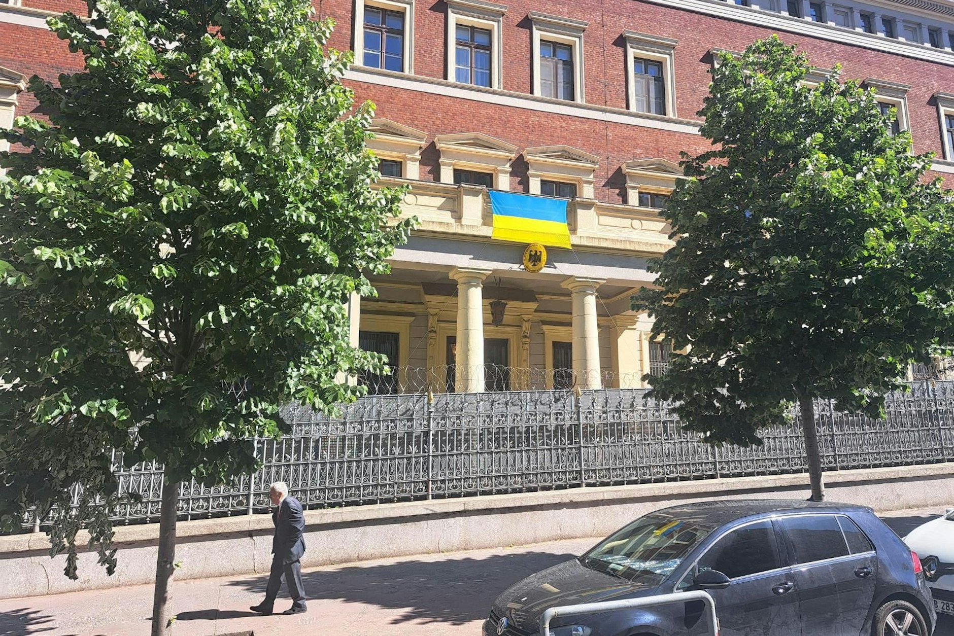 Ukraine-Flagge vor dem deutschen Konsulat