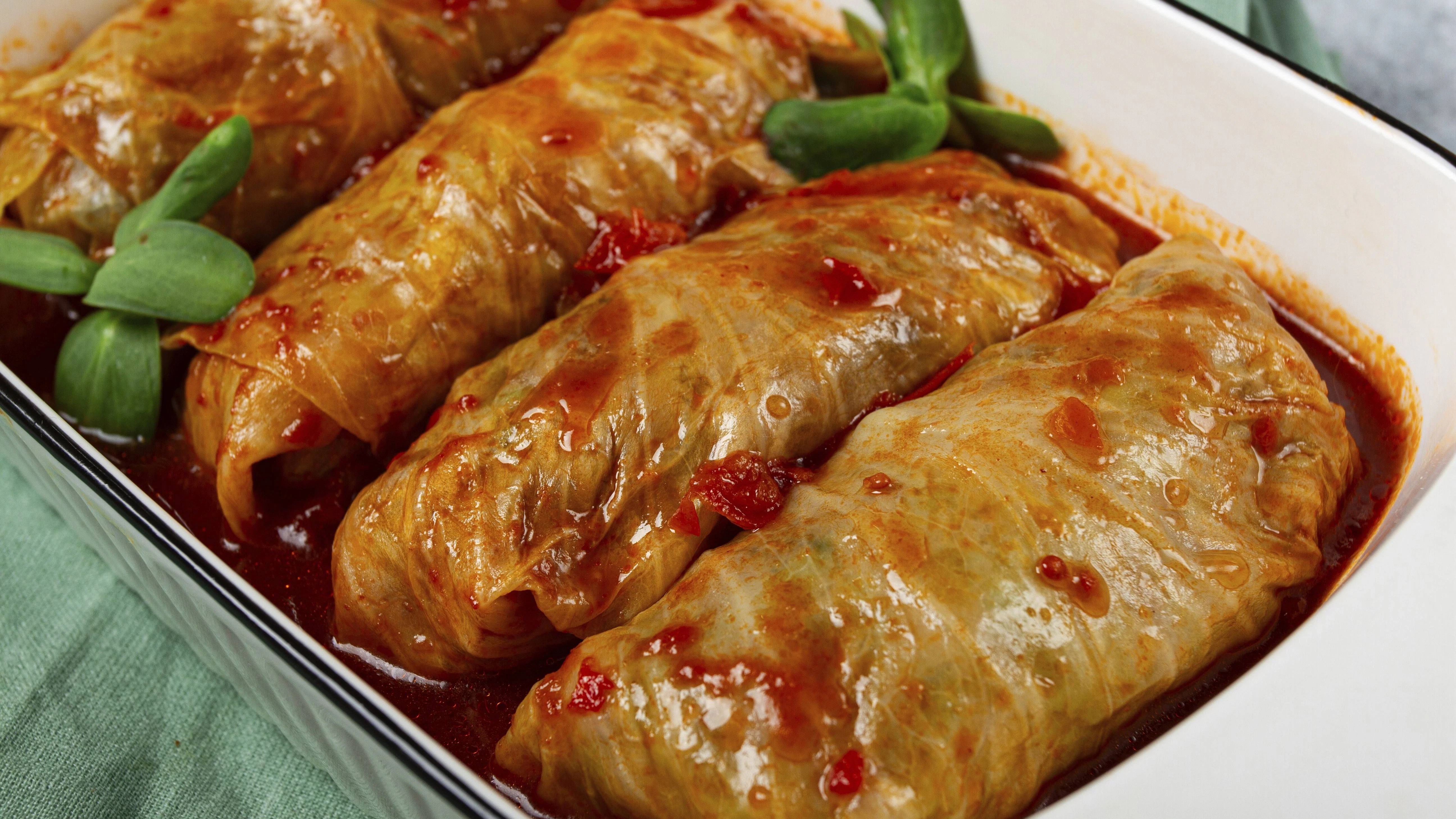 Auch bei der Zubereitung von Kohlrouladen setzt man auf die Kombination aus Kohl und Hack. Sie können sich das Wickeln aber sparen und gleich Schichtkohl nach unserem Rezept zubereiten!