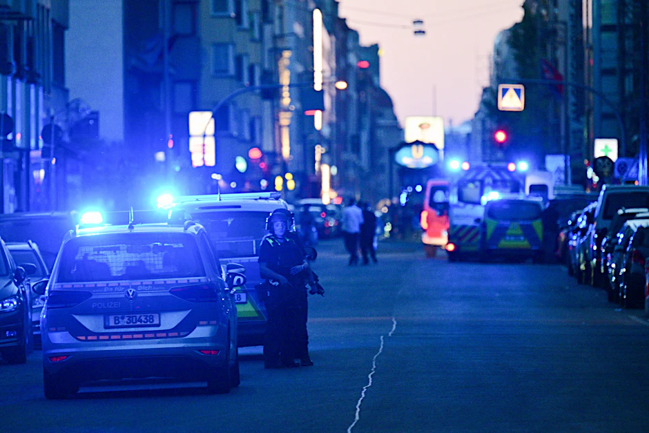 Auf der Friedrichstraße nahe des Mehringplatzes stehen am 1. Mai Polizeifahrzeuge.