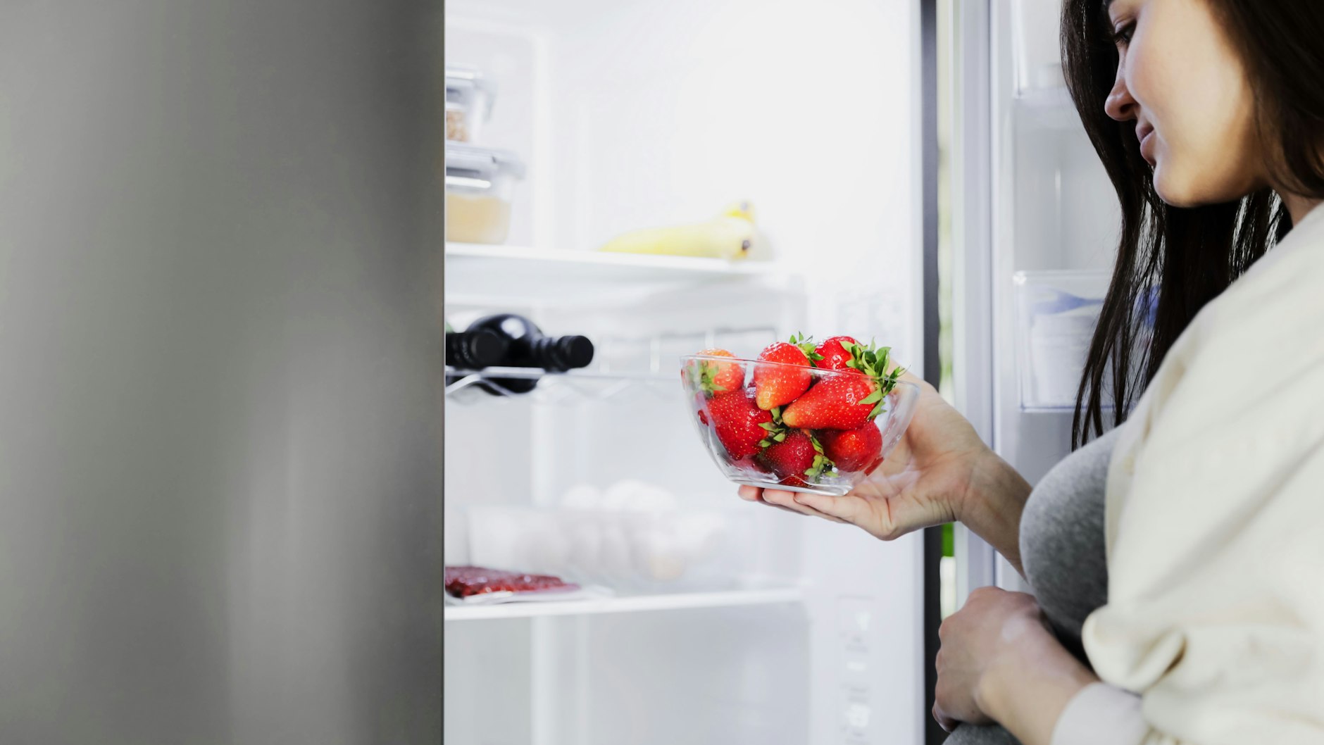 Frische Erdbeeren sollten ungewaschen im Kühlschrank aufbewahrt werden.
