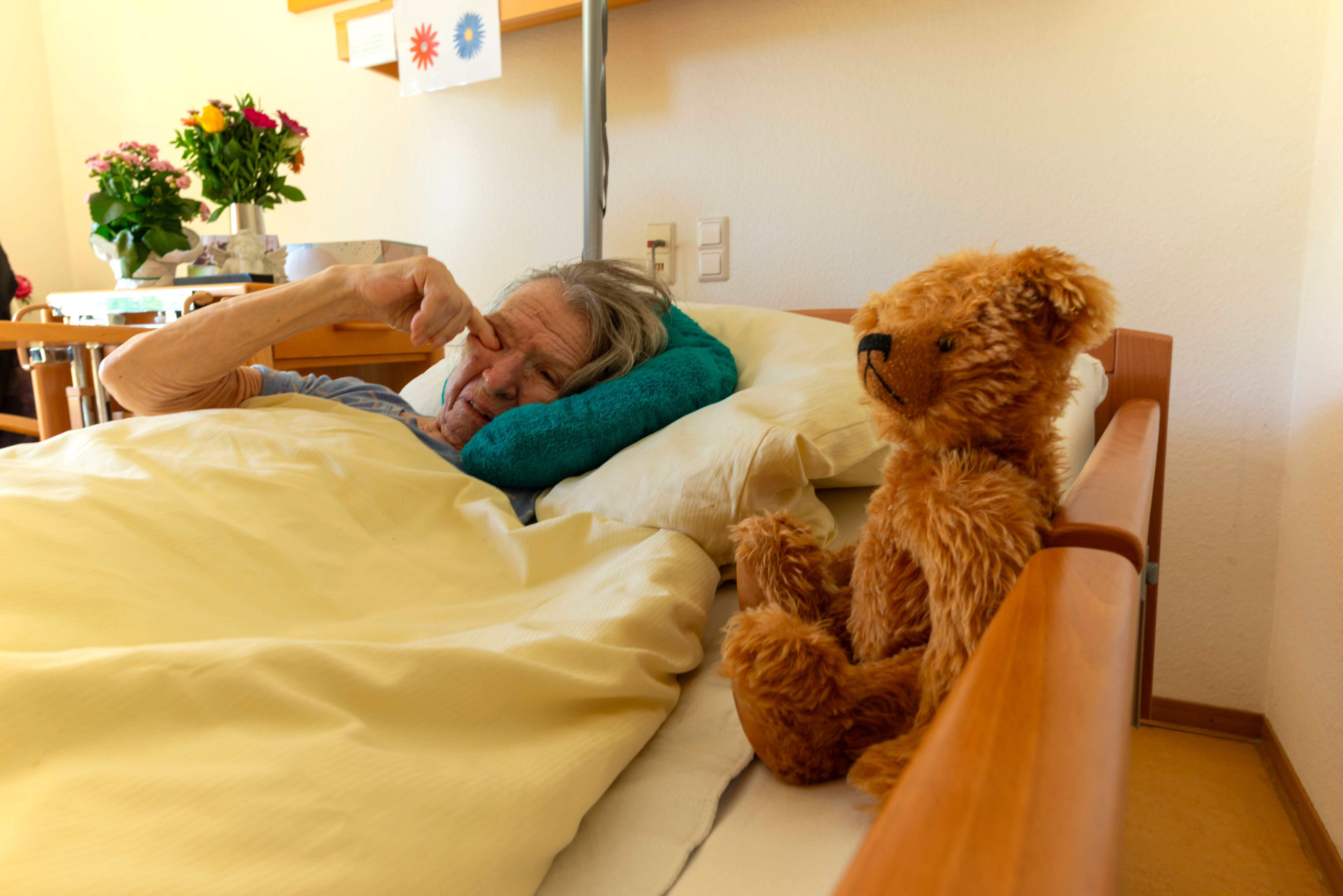 Schock im Altenheim! Bericht zeigt: SO werden demente Omas behandelt