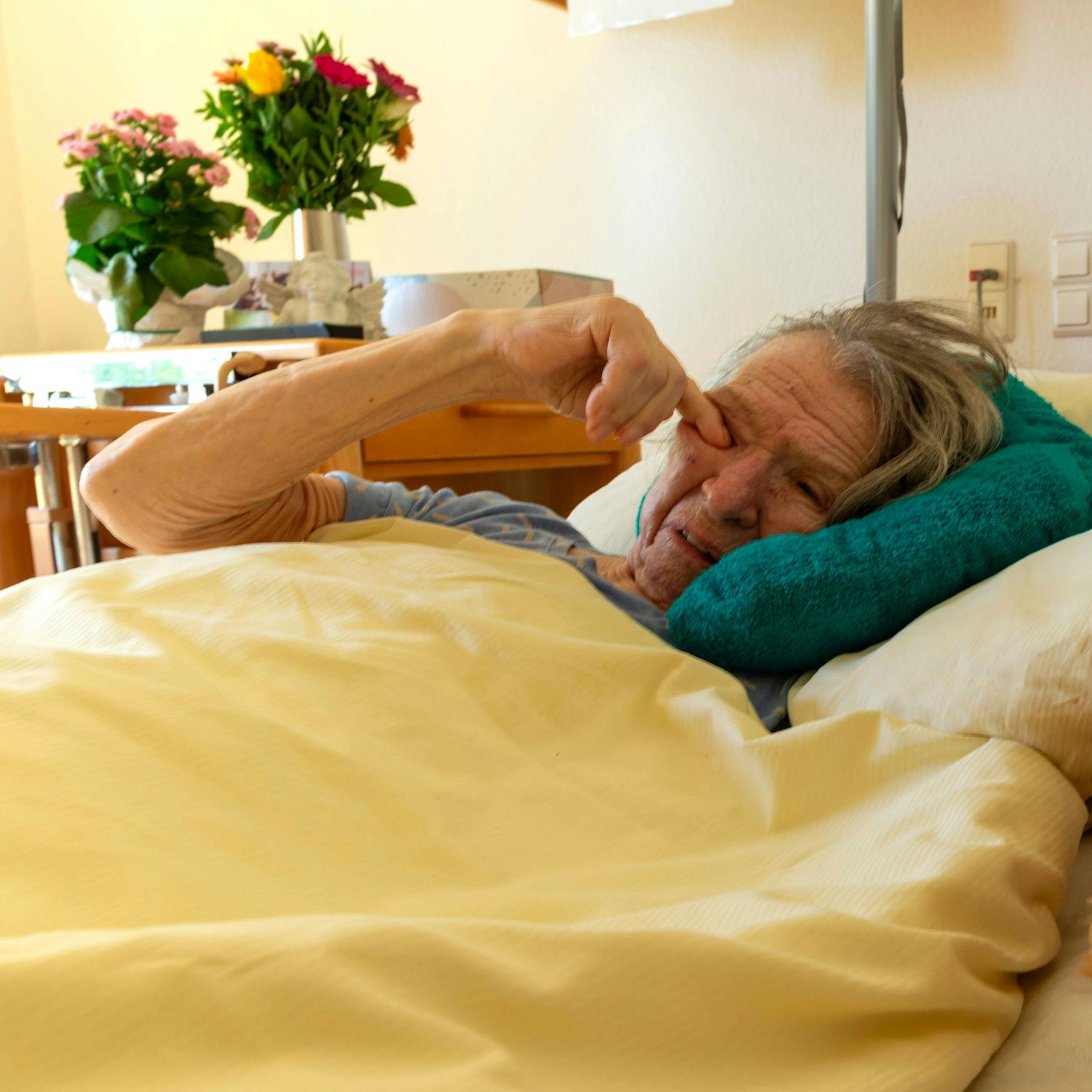 Schock im Altenheim! Bericht zeigt: SO werden demente Omas behandelt