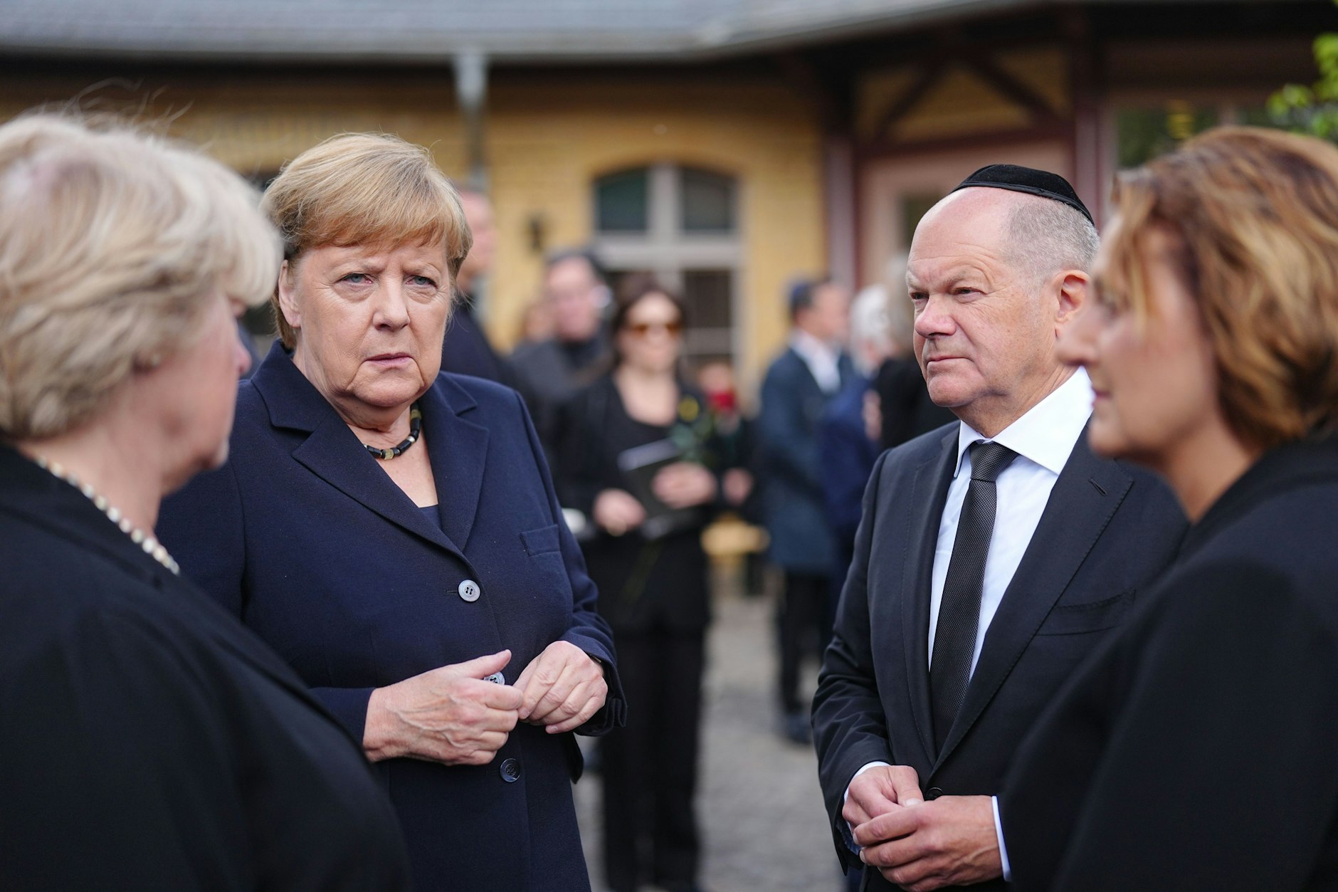 L-r: Monika Grütters, Bundeskanzlerin a.D. Angela Merkel (CDU), Bundeskanzler a.D. Olaf Scholz (SPD) und dessen Frau Britta Ernst stehen bei der Beisetzung der Holocaust-Überlebenden Margot Friedländer im Friedhof Weißensee der Jüdischen Gemeinde zu Berlin.