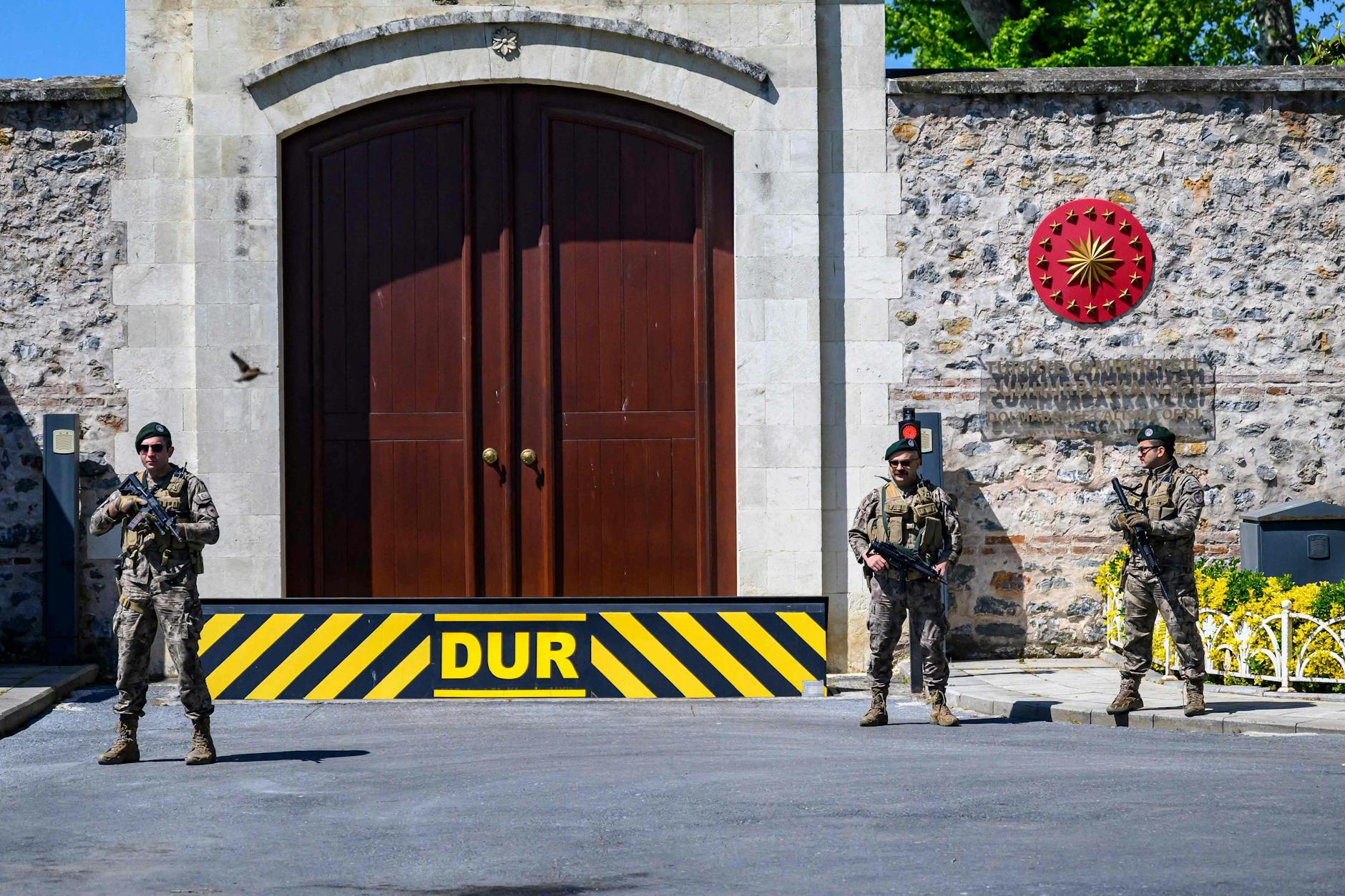 Türkisches Sicherheitspersonal steht am 15. Mai 2025 am Eingang des Dolmabahçe-Palastes in Istanbul bereit, wo direkte Gespräche zwischen russischen und ukrainischen Delegationen stattfinden sollen.