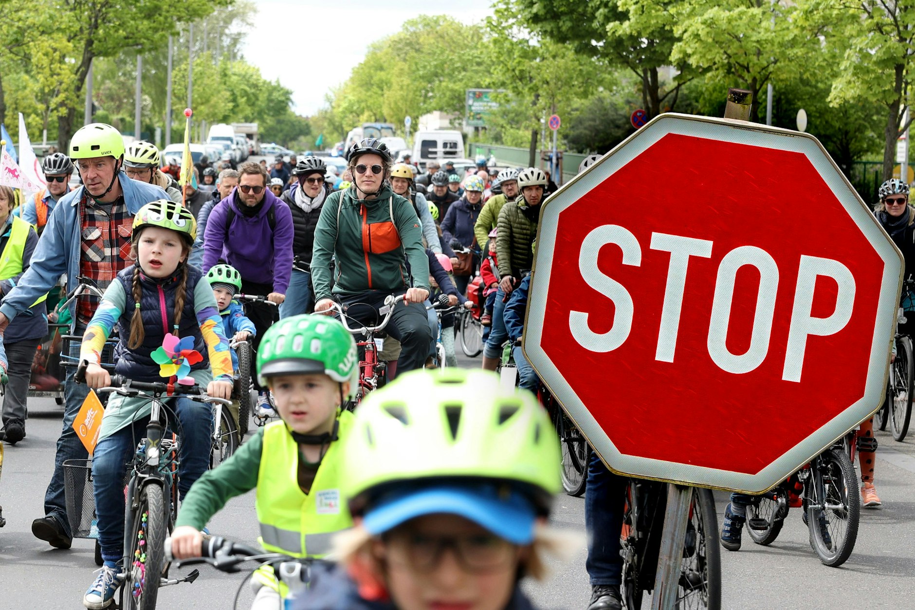 Unzählige Radfahrer bringen am Samstag den Verkehr in der Stadt zum Erliegen: Mehr als zehn Fahrradkorsos machen sich in verschiedenen Kiezen gleichzeitig auf den Weg.