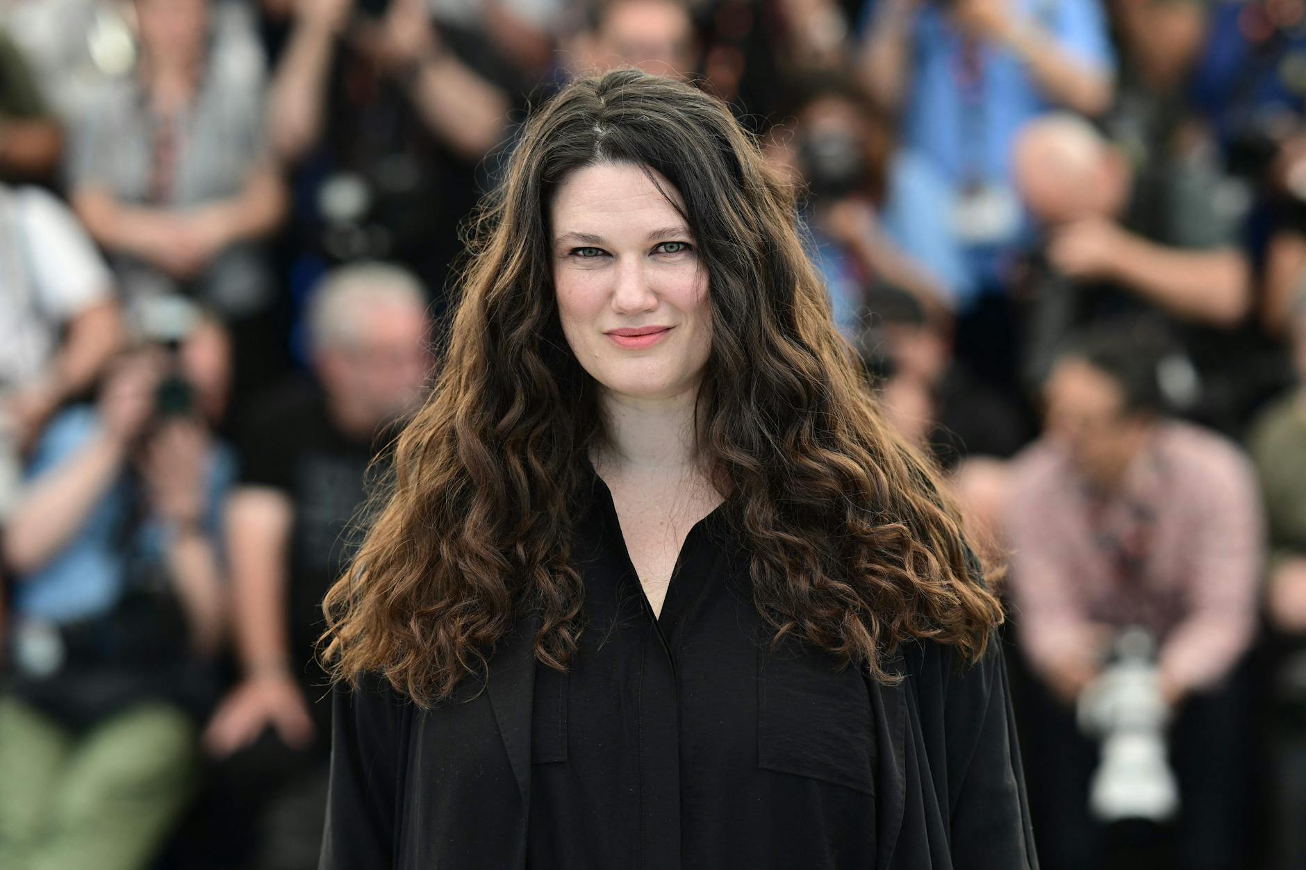 Seltener Anblick: eine deutsche Autorenfilmerin in Cannes. Mascha Schilinski beim Fototermin.