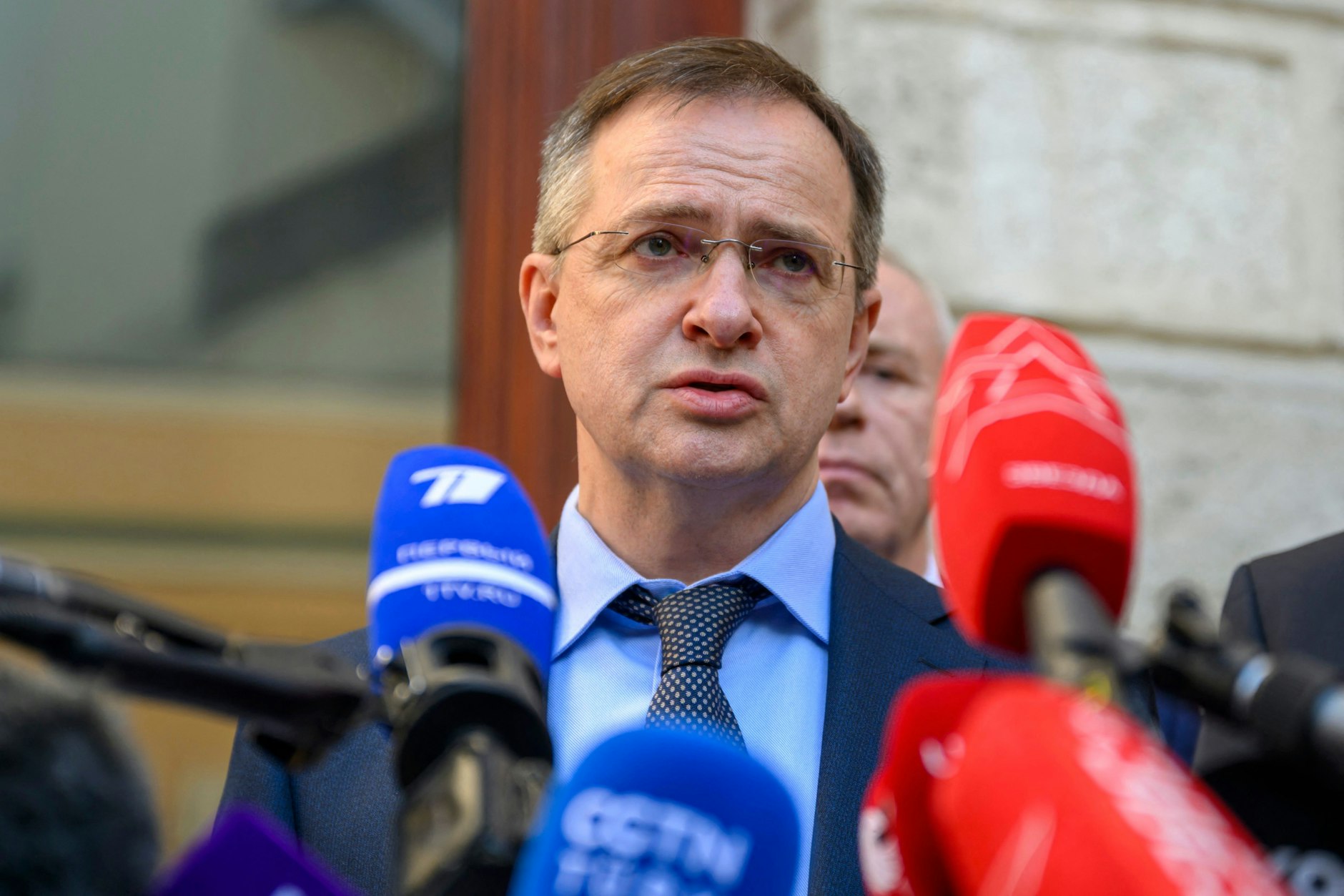 Wladimir Medinski spricht zur Presse.