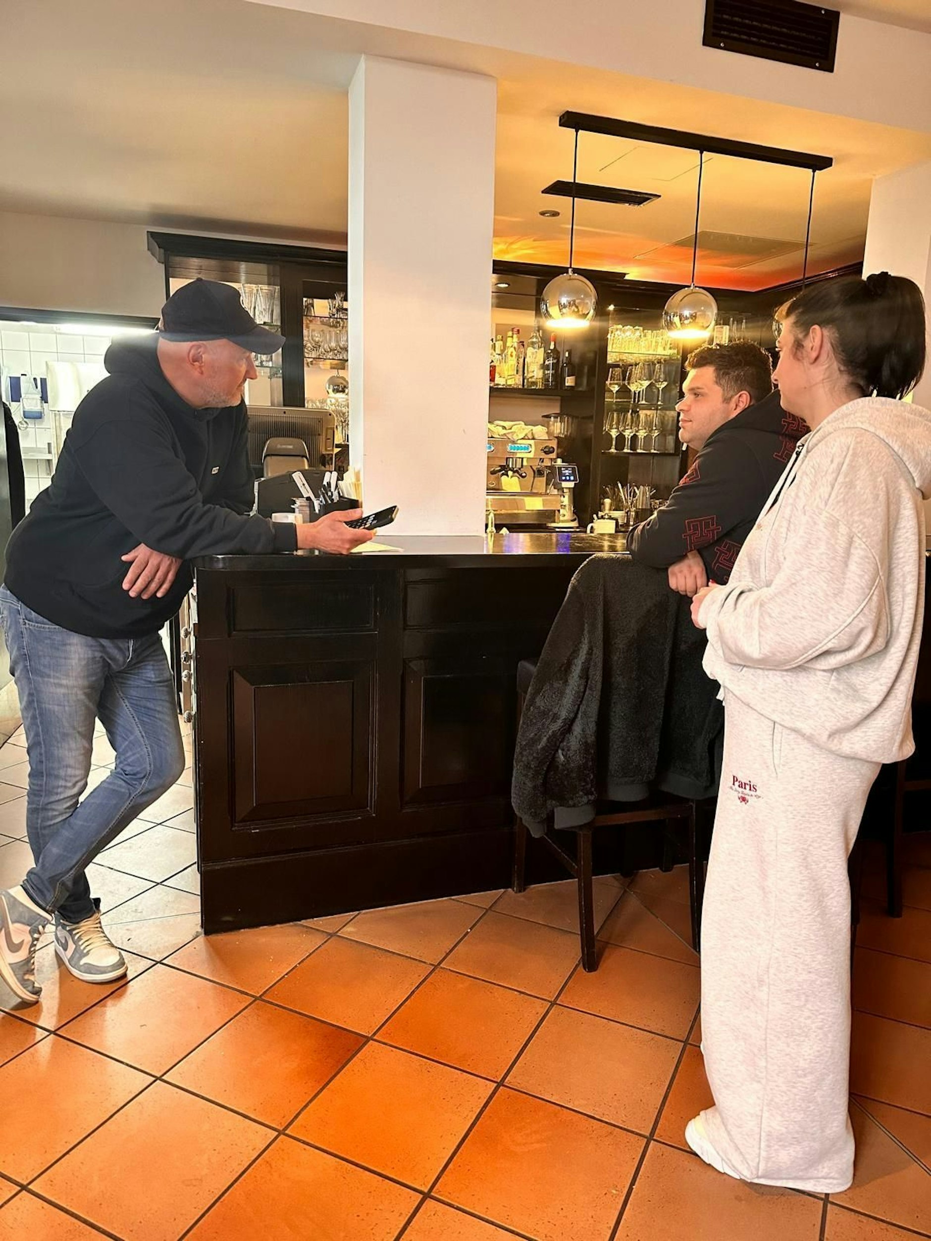 Star-Koch Frank Rosin im Restaurant „Il Cortile“ in Erfurt mit Küchenchef Andreas Schöppe und Inhaberin Denise König.