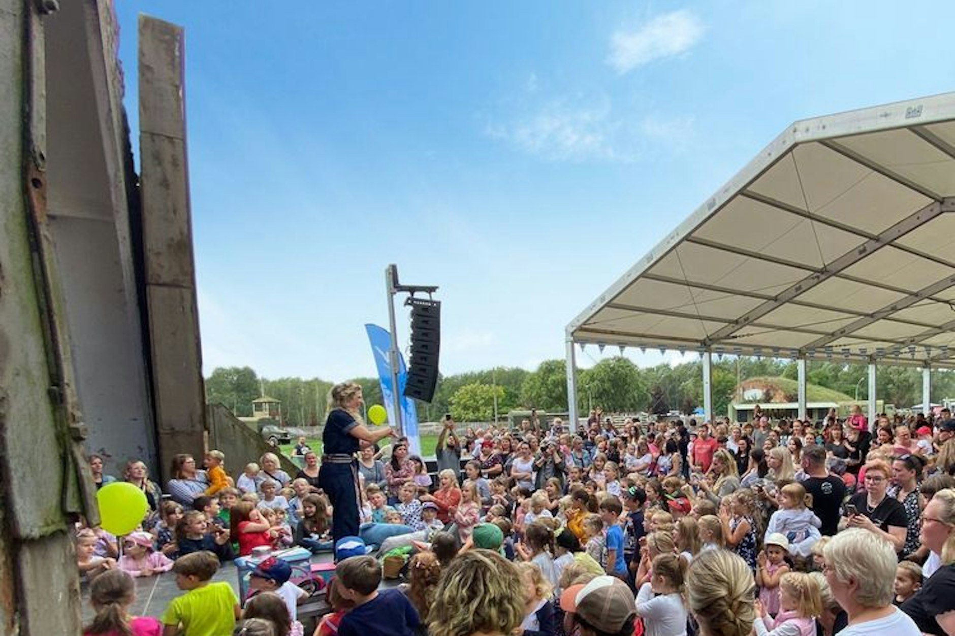 Der Hangar 321 - auf diesem Ex-Militärflugplatz in Neuruppin wollen Ostmusiker ihr Woodstock feiern.
