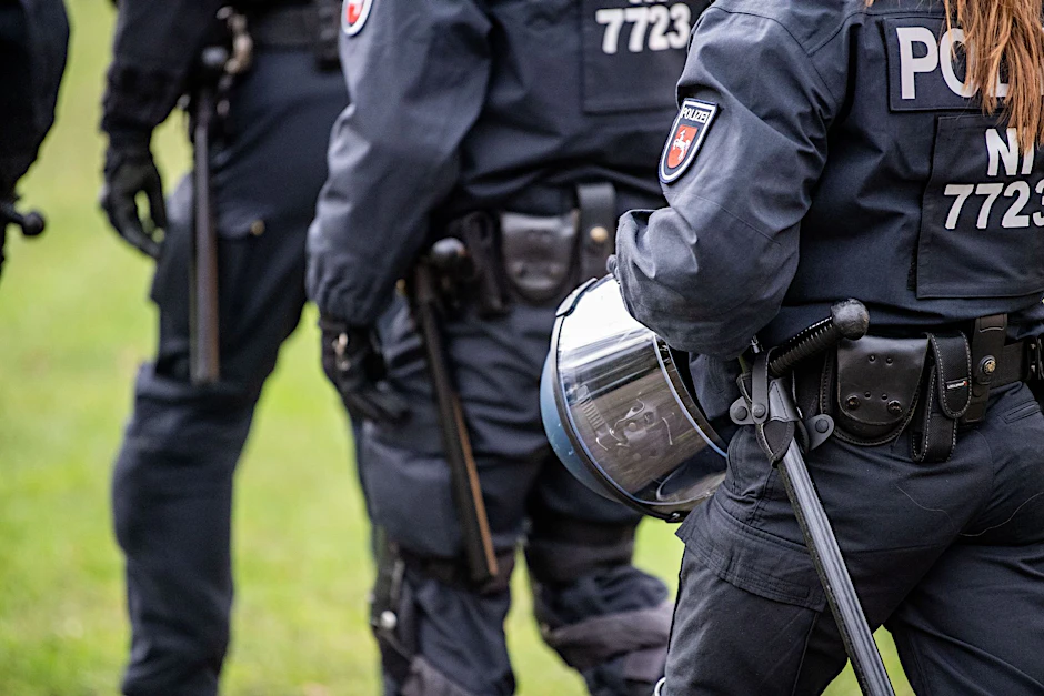 In Berlin-Mitte ist es am Mittwochabend zu einer massiven Auseinandersetzung zwischen etwa 50 Menschen gekommen.