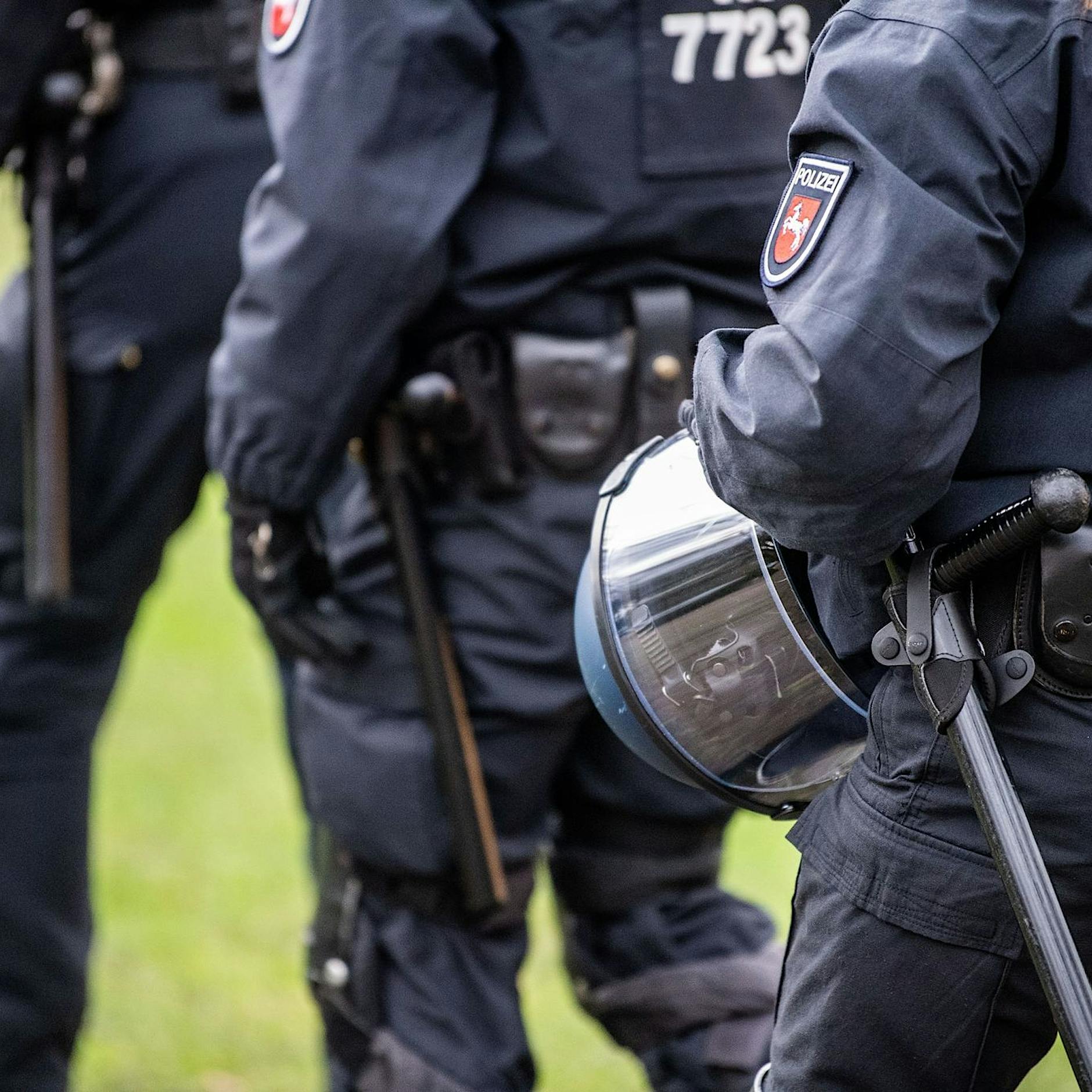 Gesundbrunnen: Streit zwischen 50 Menschen eskaliert – Schlagstöcke im Einsatz