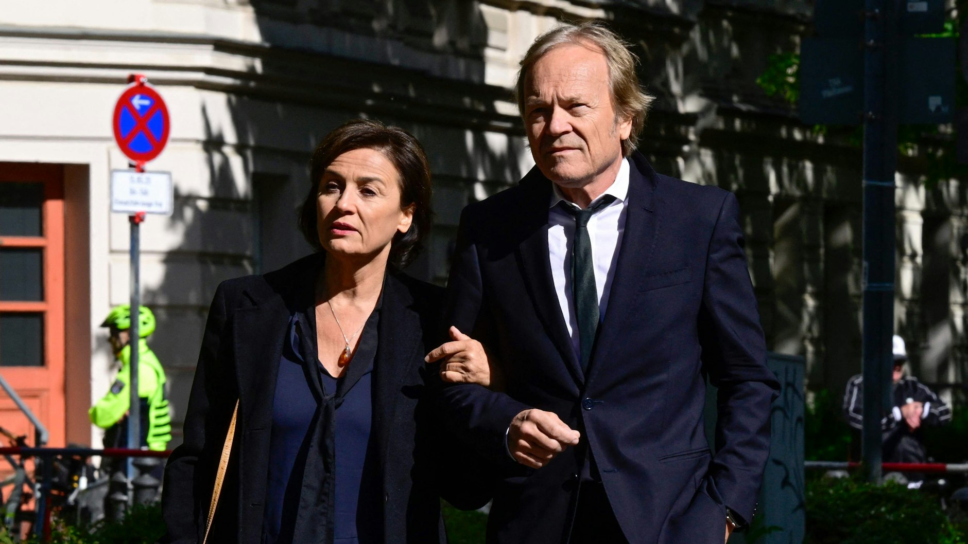 Auch TV-Moderatorin und Filmproduzentin Sandra Maischberger (mit ihrem Mann Jan Kerhart) kam zur Beisetzung Friedländers.  