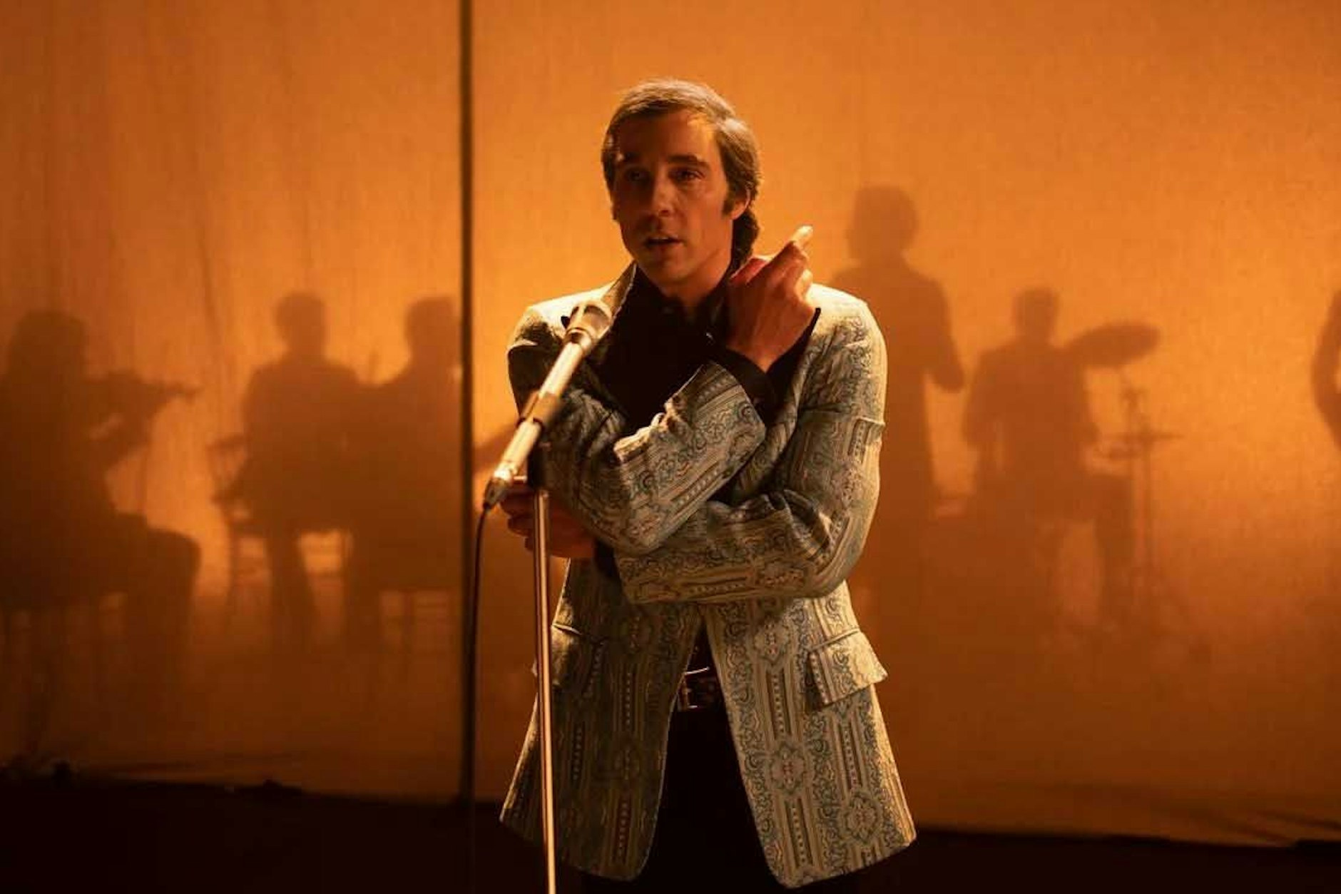 Tahar Rahim, selbst bekannt durch die Netflix-Produktion „Die Schlange“&nbsp;und den Spielfilm „The&nbsp;Mauritanian“, spielt Aznavour.