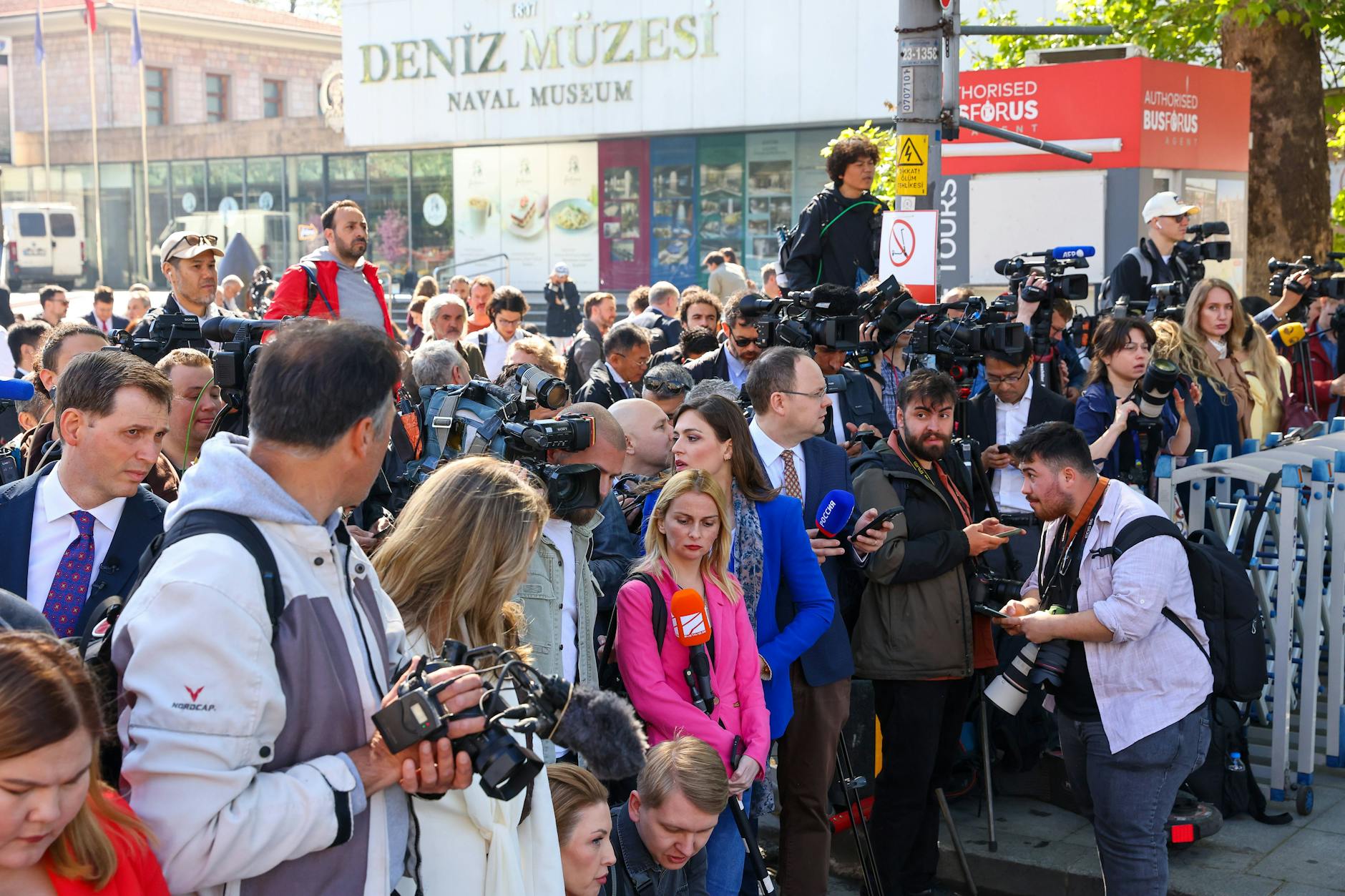 Journalisten haben sich vor dem Dolmabahce Palast versammelt und hoffen auf Neuigkeiten.